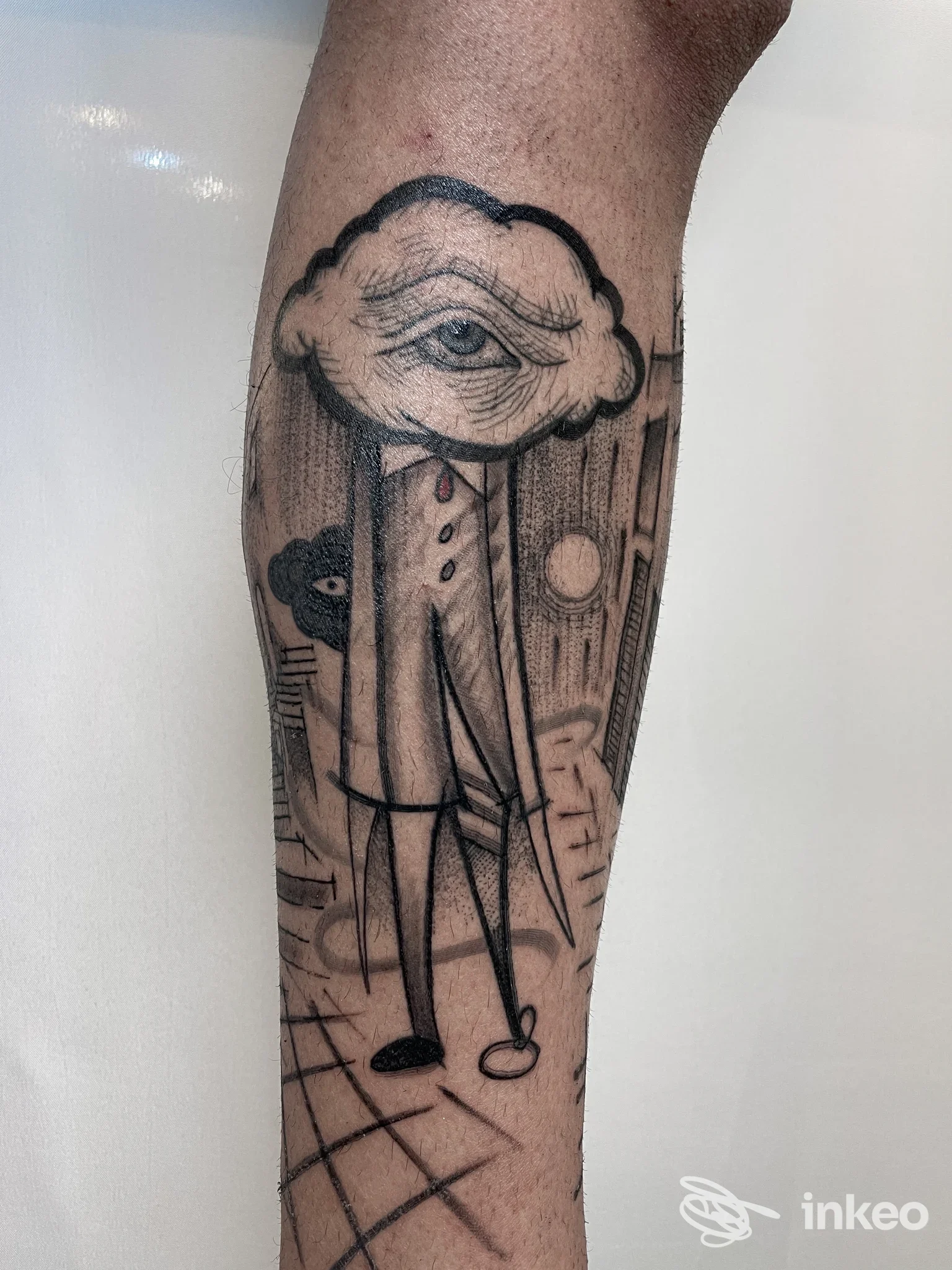 Tatuaggio in bianco e nero su avambraccio con figura a nuvola-occhio, Morotattoo Genova.