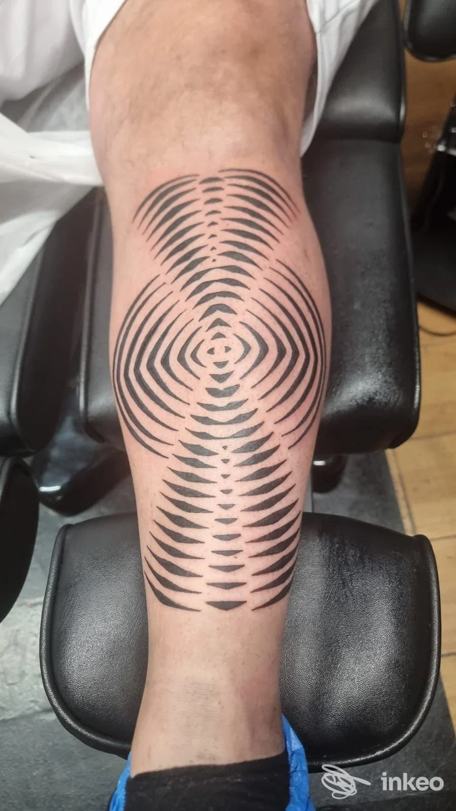 Tatuaggio geometrico a onde nere sul polpaccio, realizzato presso OLD&FAST TATTOO INK SAVONA a Savona.