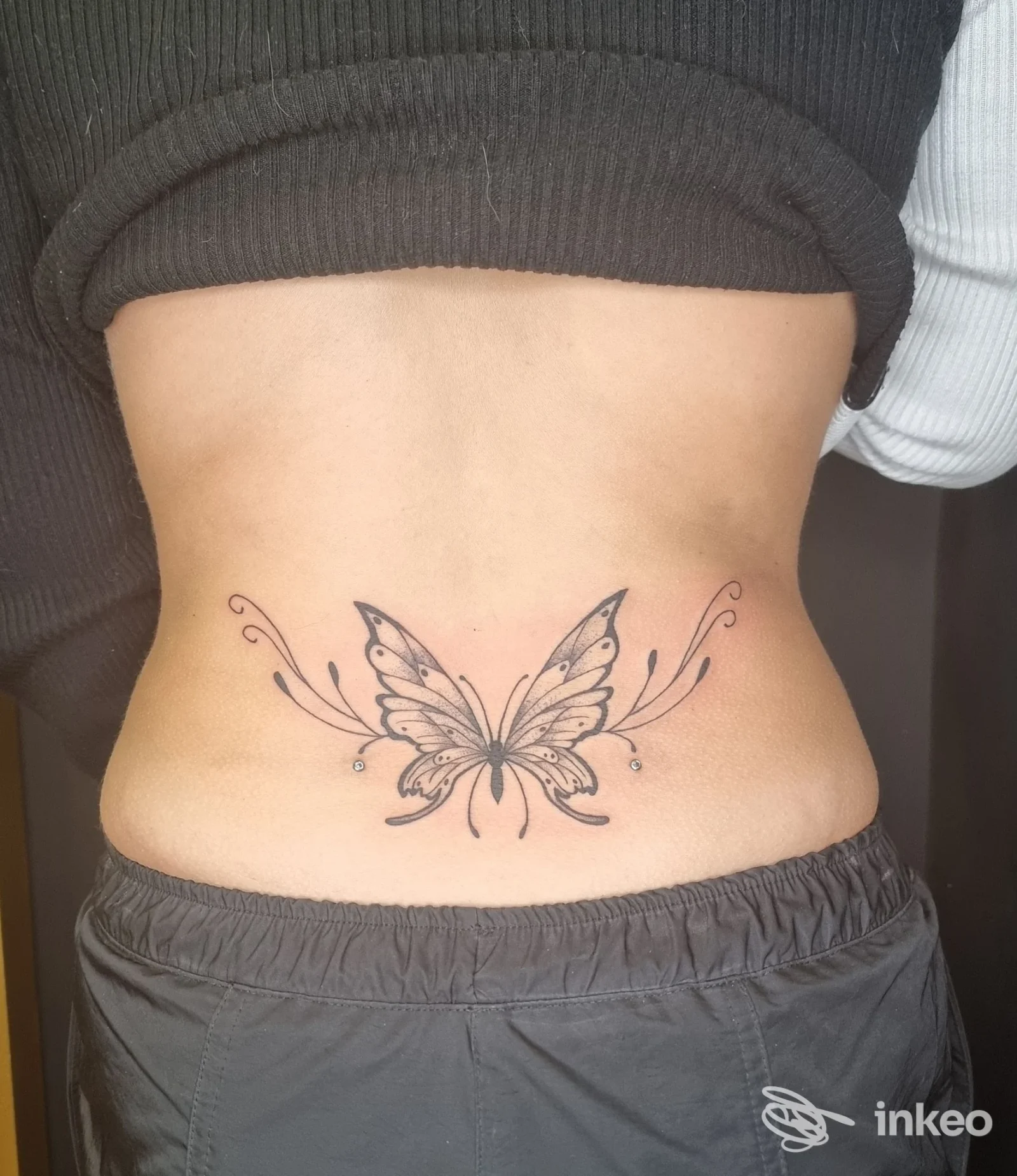 Tatuaggio a forma di farfalla sulla parte bassa della schiena, foto fornita da OLD&FAST TATTOO INK SAVONA, Savona.