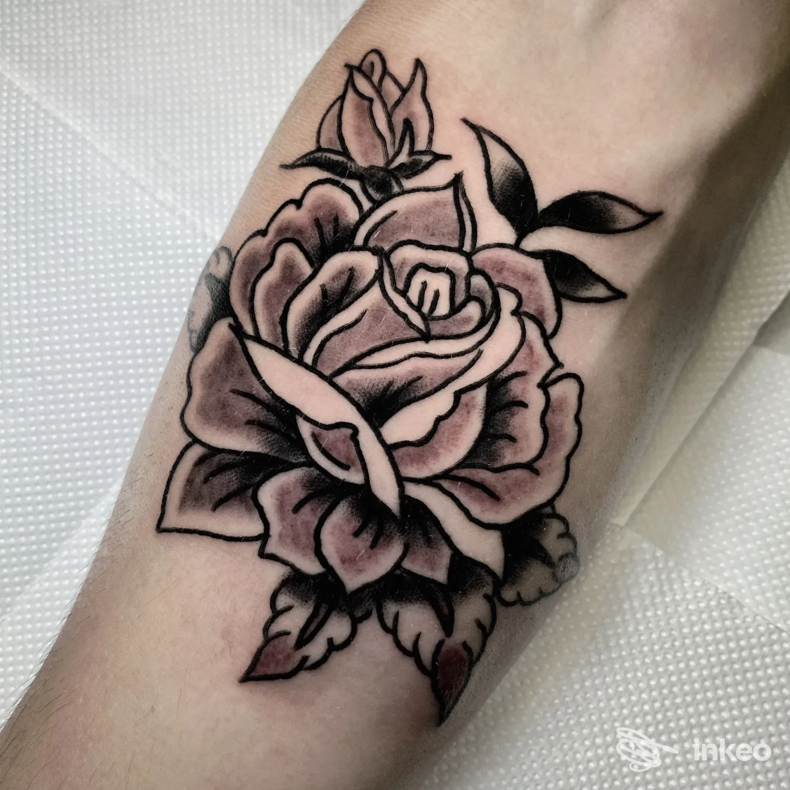Tatuaggio di una rosa stilizzata sull’avambraccio, foto inviata da Old Town Tattoo Shop a Chiavari.
