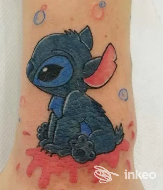 Tatuaggio colorato di personaggio cartoon sull'avambraccio, realizzato da Precious Skin Tattoo a San Bartolomeo al Mare.