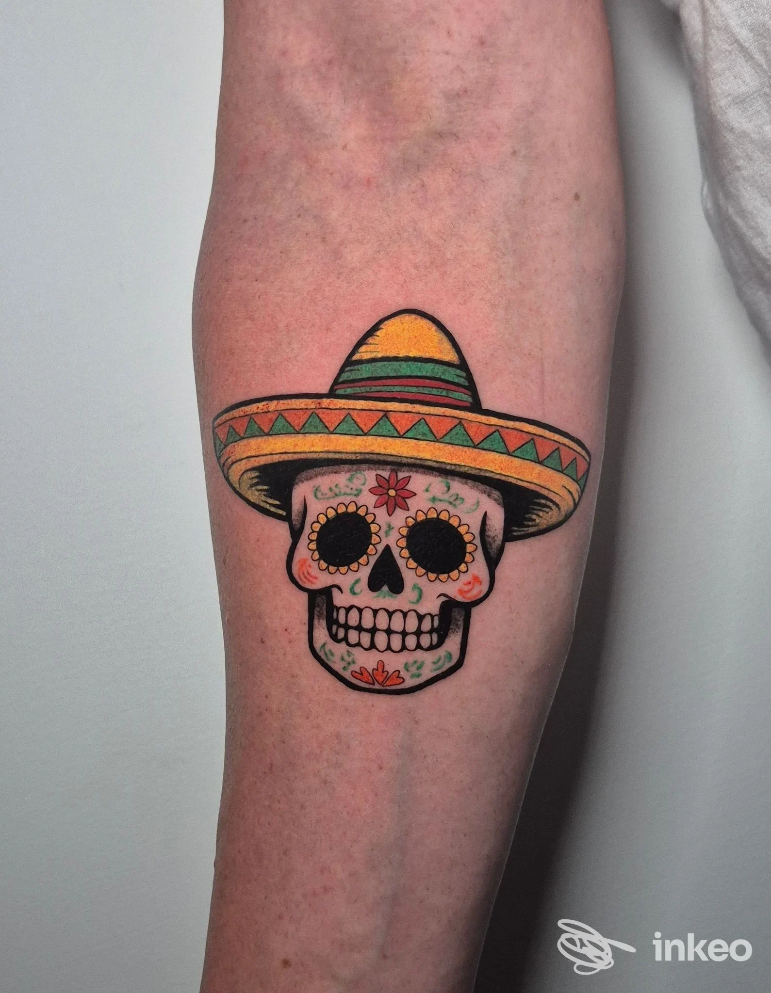 Tatuaggio colorato di teschio con sombrero sull'avambraccio, foto realizzata per Romeo & Juliet Tattoo Studio a Savona.