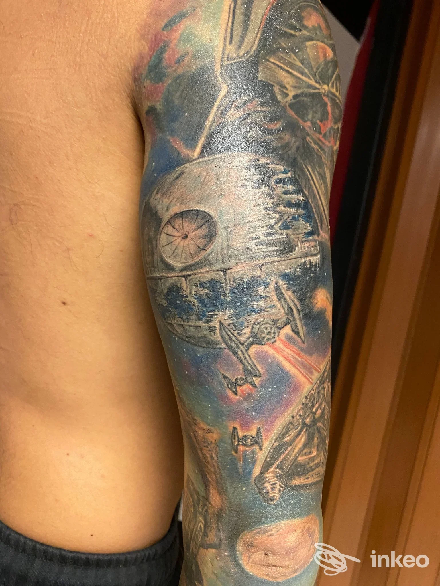 Manica tatuata a tema spaziale con Morte Nera e caccia TIE, lavoro mostrato da Pejo Tattoo, Genova.