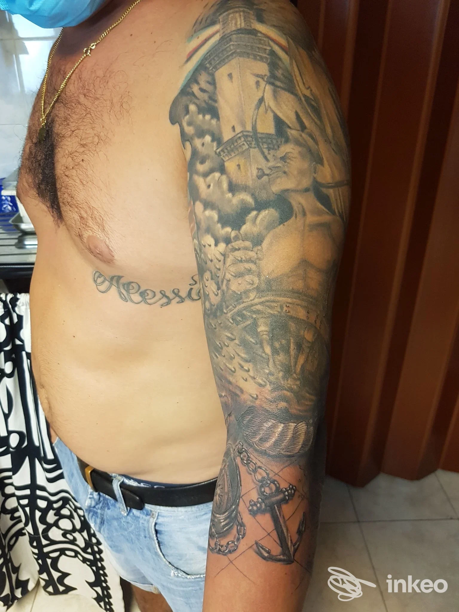 Ampia manica tatuata su braccio destro con temi marini, foto fornita da Pejo Tattoo, Genova.