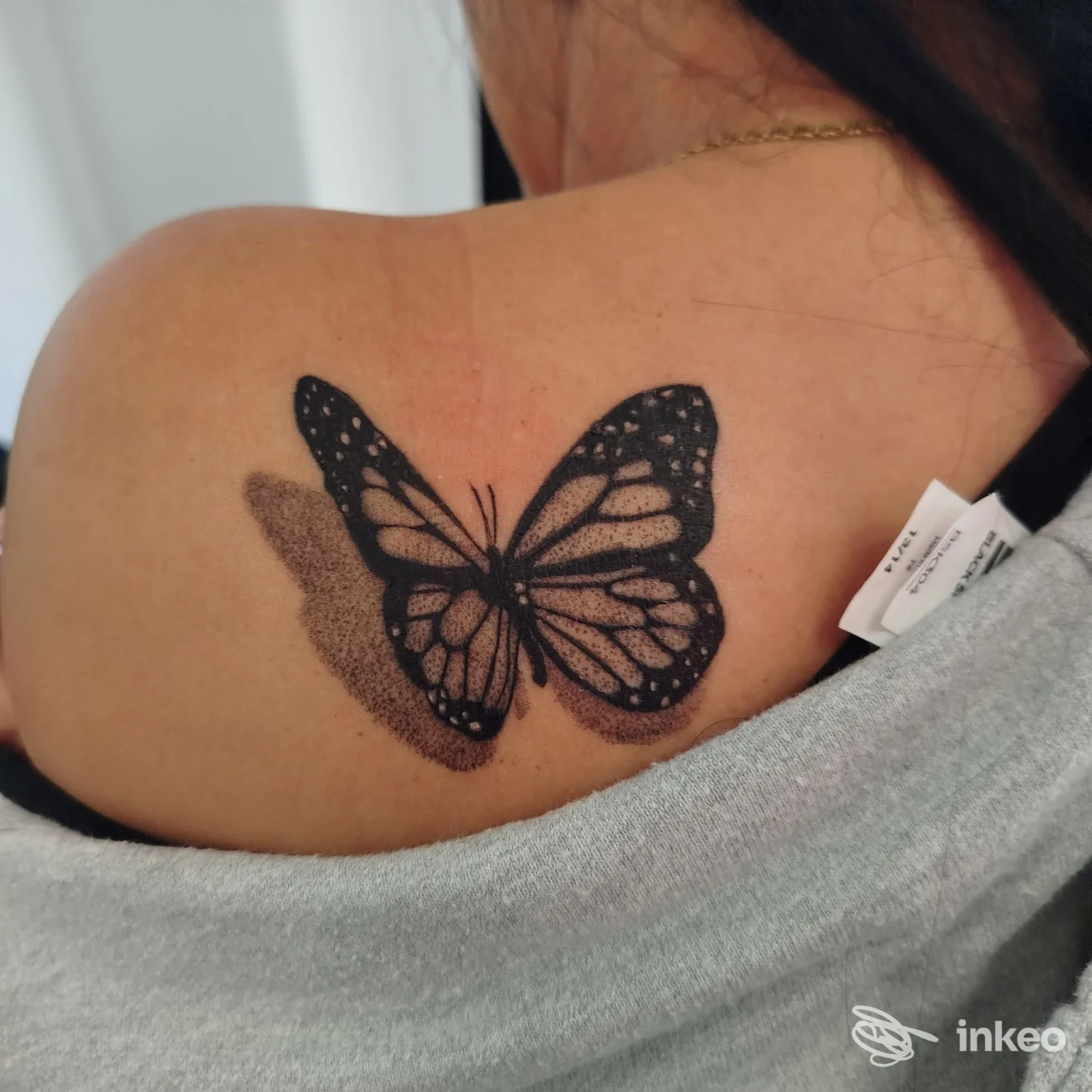 Tatuaggio farfalla nero sulla parte superiore della schiena, foto inviata da Pink Lady Tattoo, Genova.