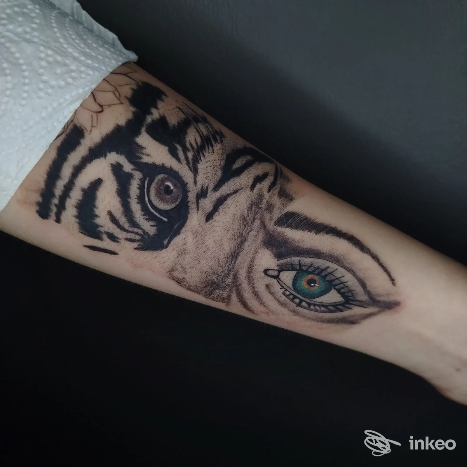 Tatuaggio sull'avambraccio con occhio di tigre e occhio umano, realizzato da Pink Lady Tattoo a Genova.