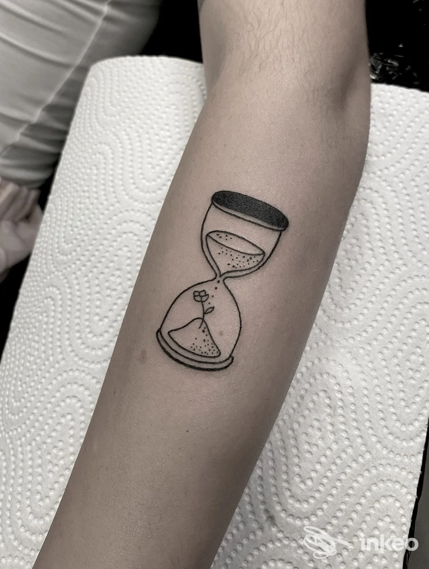Tatuaggio a clessidra in bianco e nero sull'avambraccio, Rafa Ferrari Tattoo Studio, Imperia.
