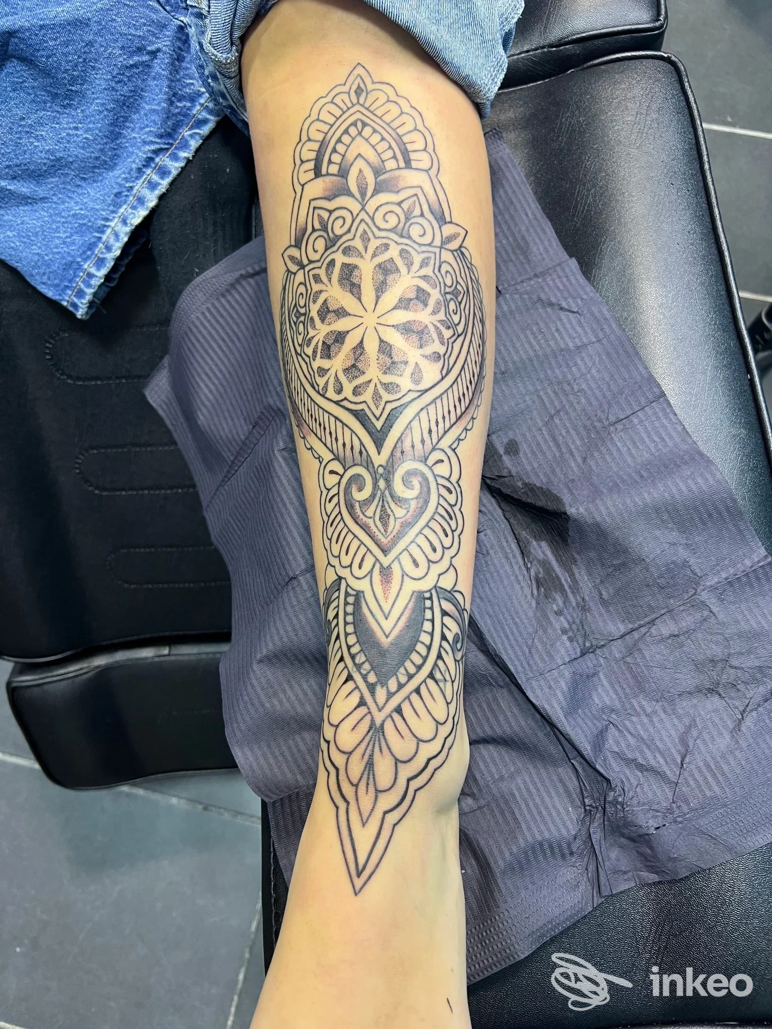 Tatuaggio ornamentale in nero sull'avambraccio, immagine di Rossini tattoo, La Spezia.