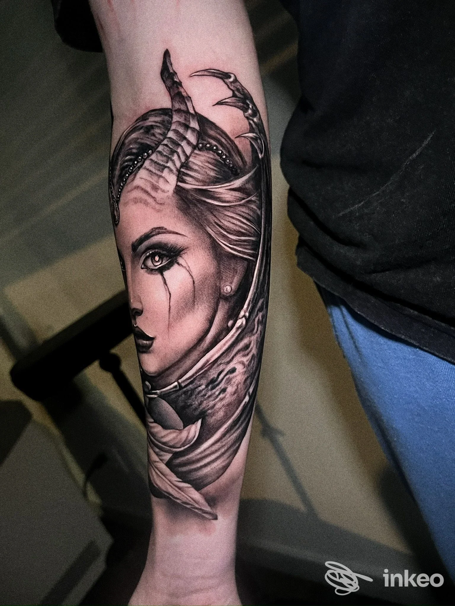 Tatuaggio realistico in bianco e nero di volto cornuto sull'avambraccio. Sacred Tides Tattoo, La Spezia.