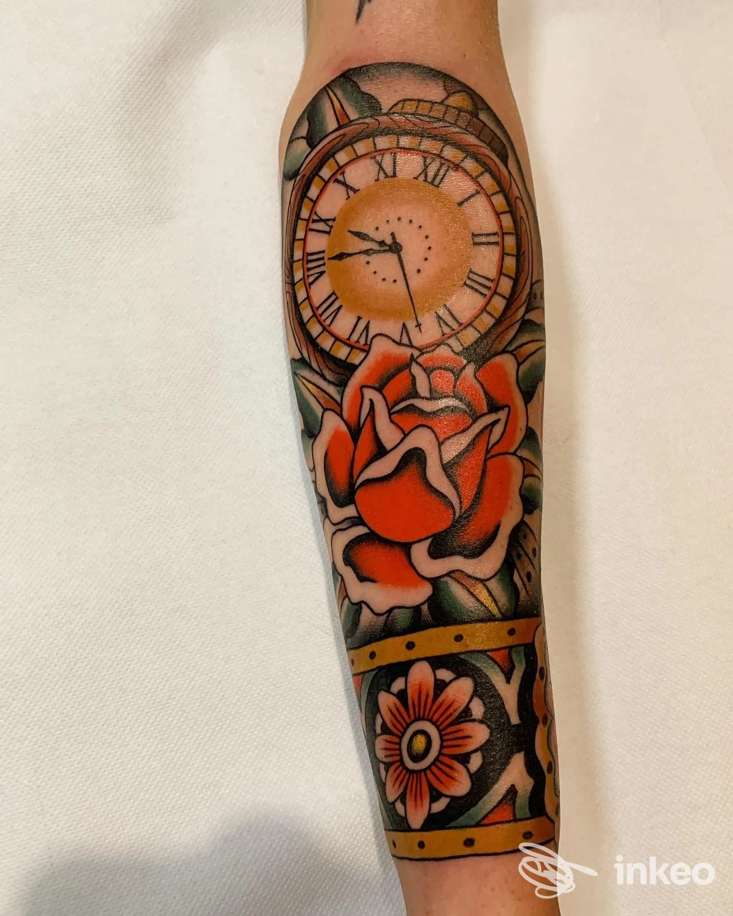 Tatuaggio su avambraccio con orologio e rosa, realizzato da Sacred Tides Tattoo, La Spezia.