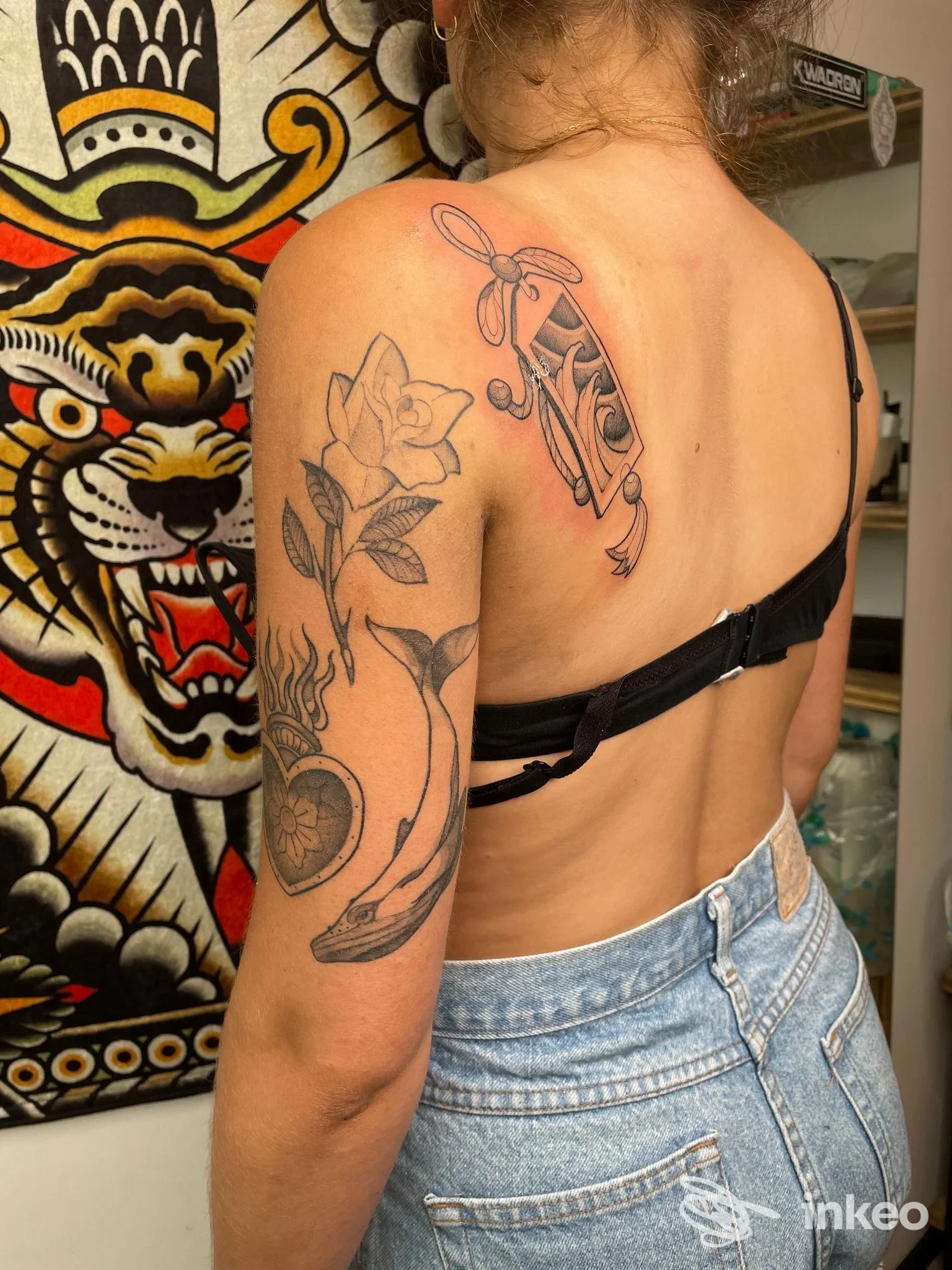 Tatuaggi su spalla e braccio sinistro realizzati da Simone Garbarino Tattoo a Gattorna, foto che mostra il dorso e il dettaglio delle opere.