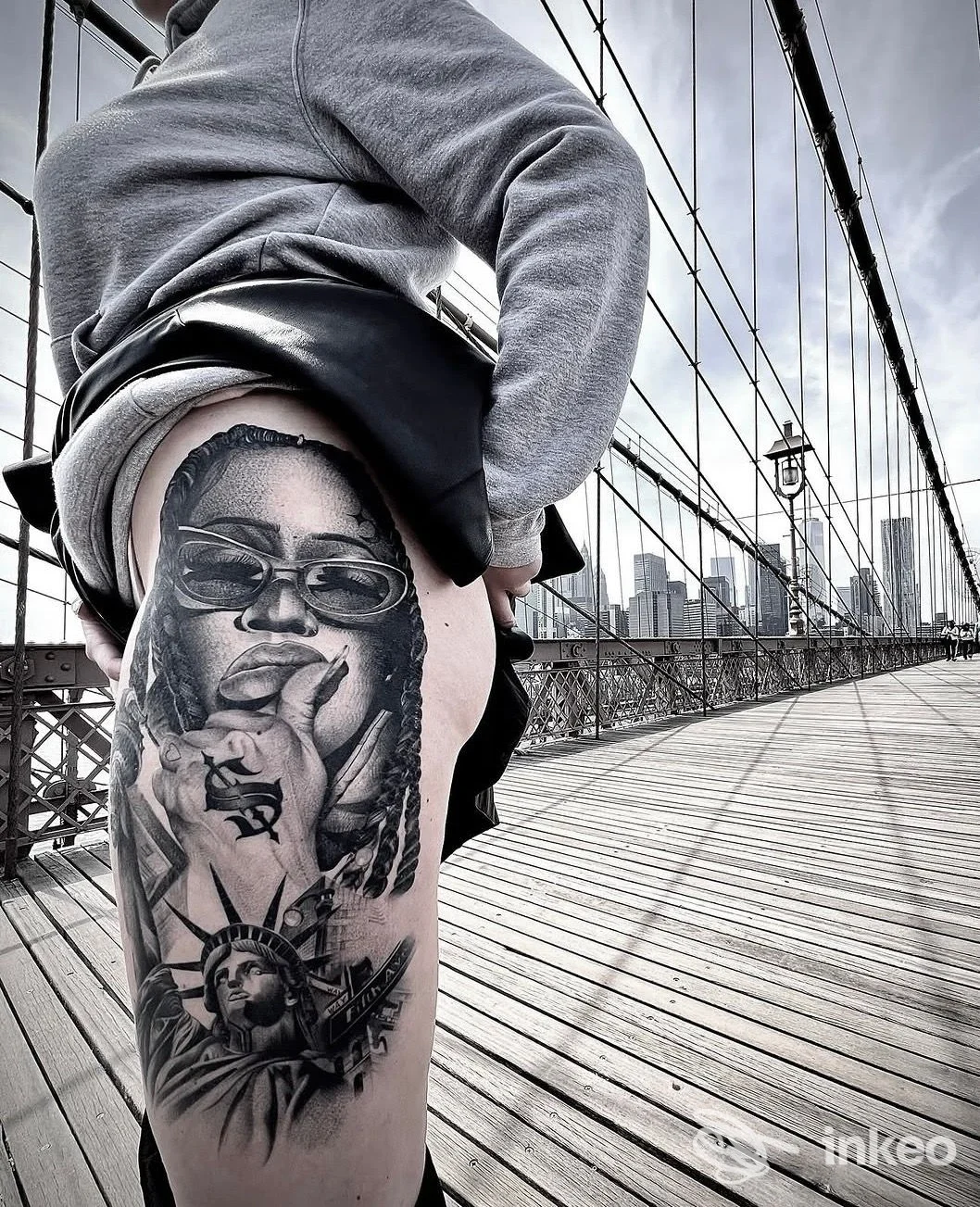Grande tatuaggio black & grey su coscia con ritratto e Statua della Libertà, foto fornita da Sow Ink Tattoo Studio, Genova.
