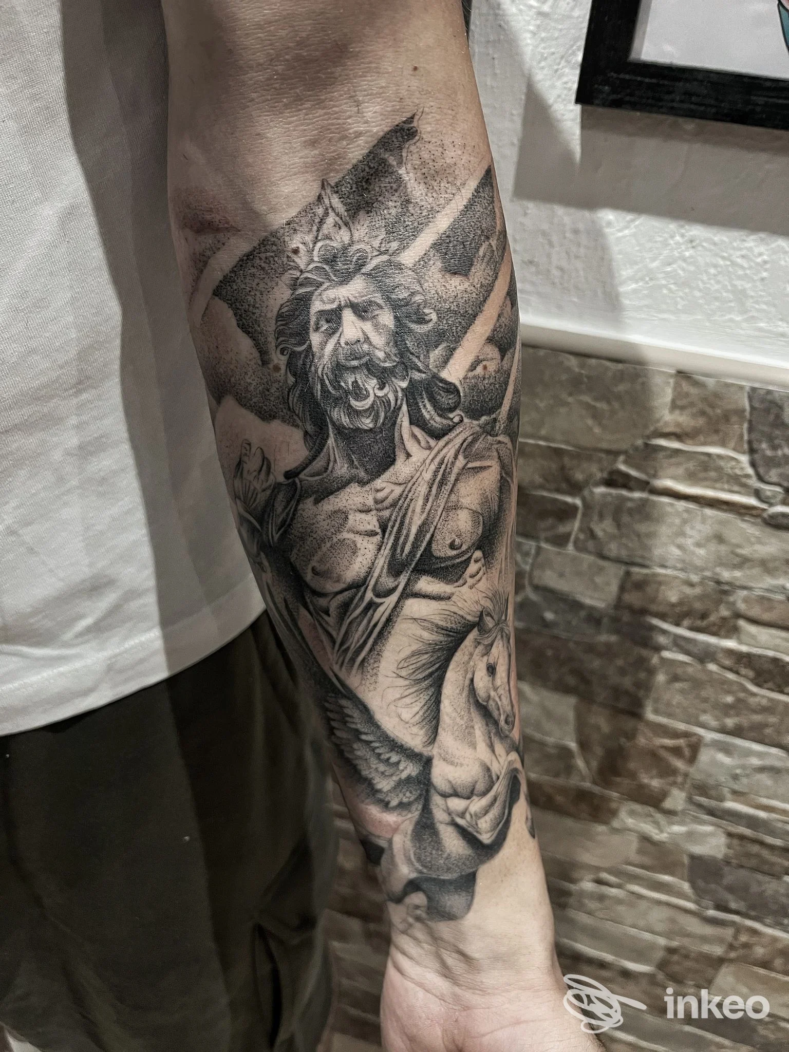 Tatuaggio realistico in bianco e nero su avambraccio raffigurante figura mitologica; foto fornita da Sow Ink Tattoo Studio, Genova.