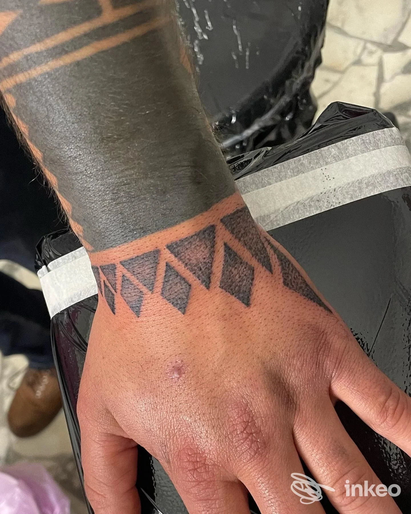 Tattoo blackwork su polso e mano con motivo geometrico realizzato da Pink fluid tattoo studio, Arenzano.