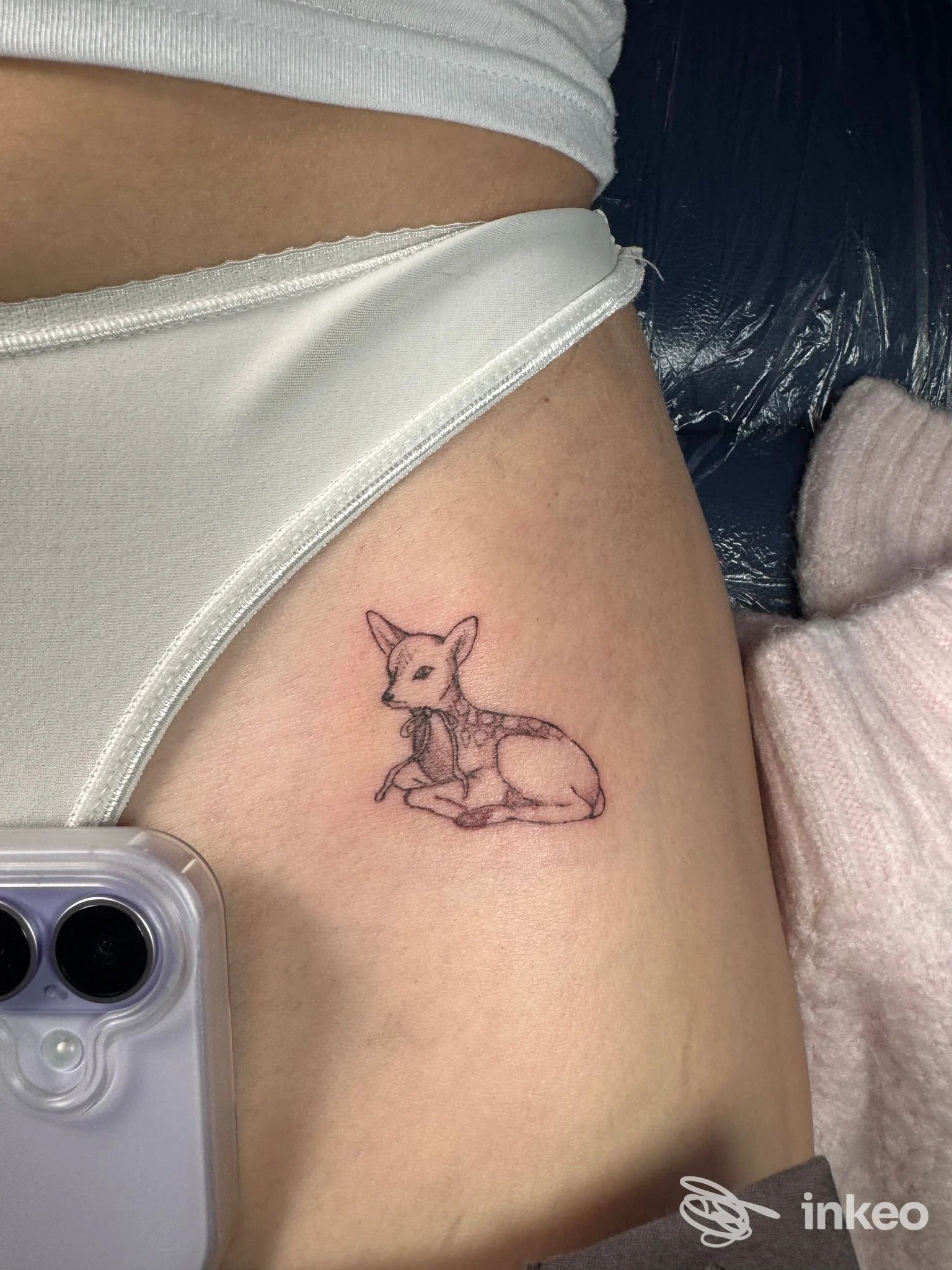 Tatuaggio a linee fini di un cerbiatto sul fianco, foto fornita da Roxy Art Tattoo, Genova.