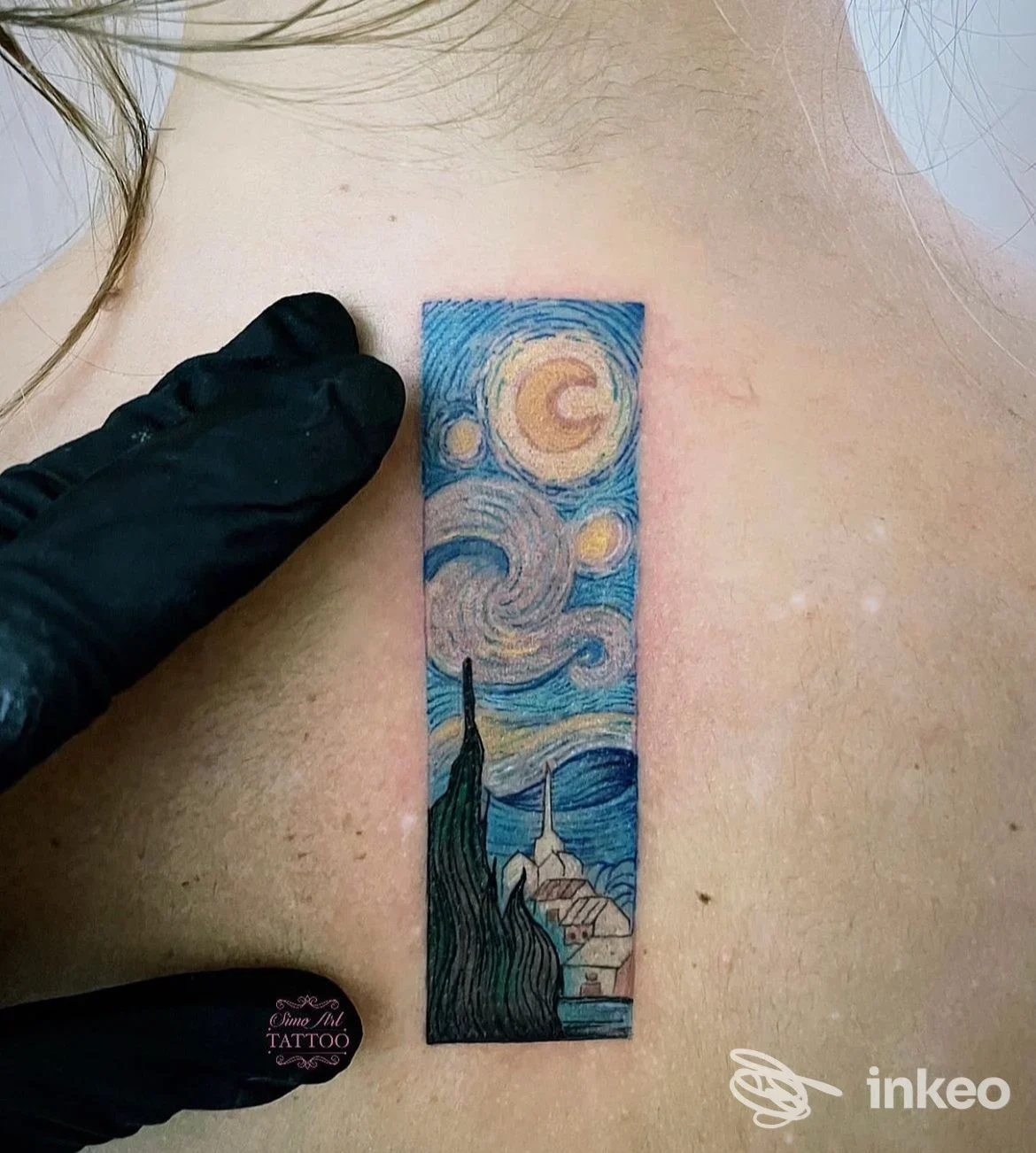 Tattoo pittorico stilizzato ispirato a un cielo notturno sulla parte superiore della scapola, realizzato da Simo Art Tattoo, Genova.