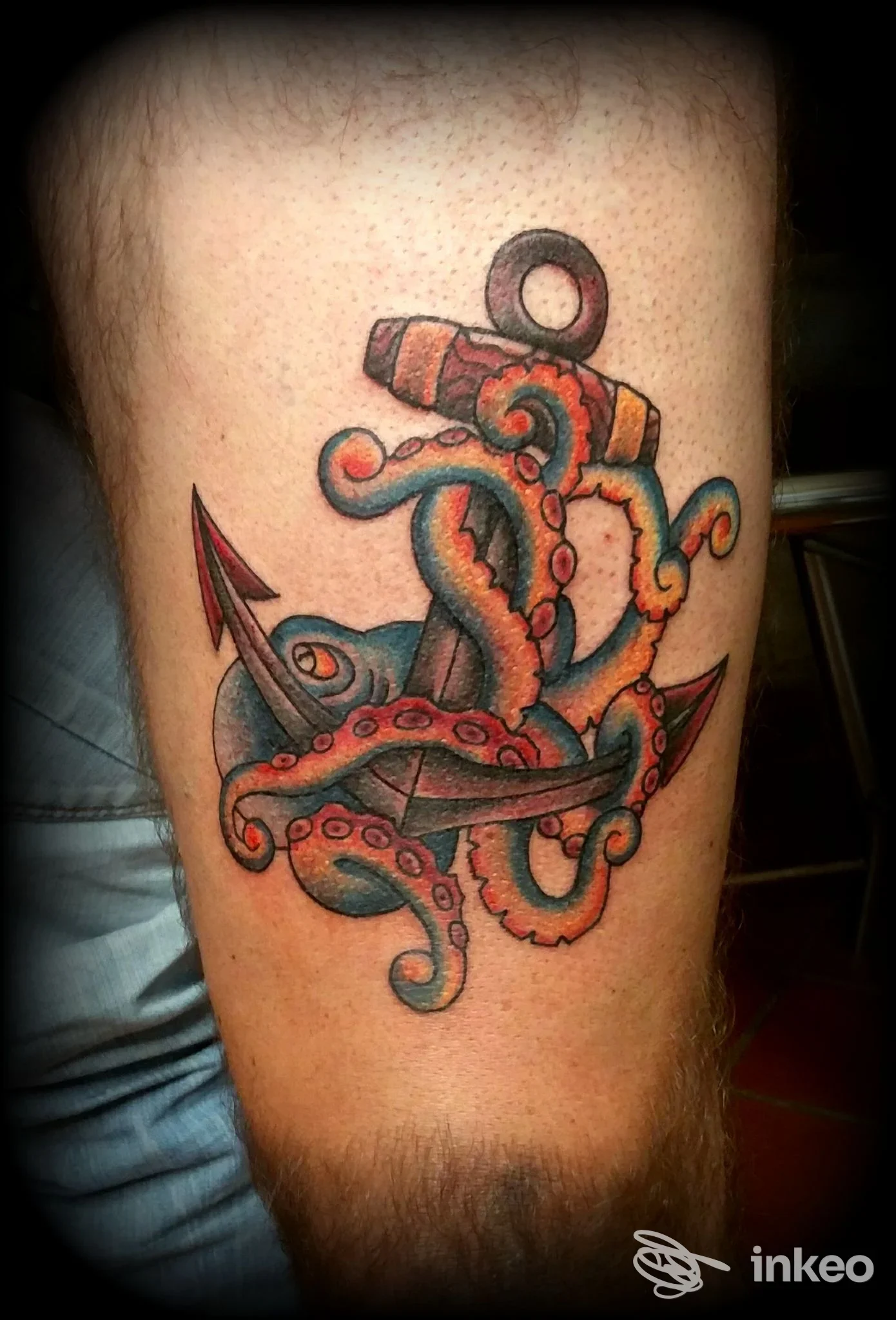 Tatuaggio su coscia raffigurante un'ancora avvolta da tentacoli colorati, Tattoo & Piercing Club Sarzana, Sarzana.