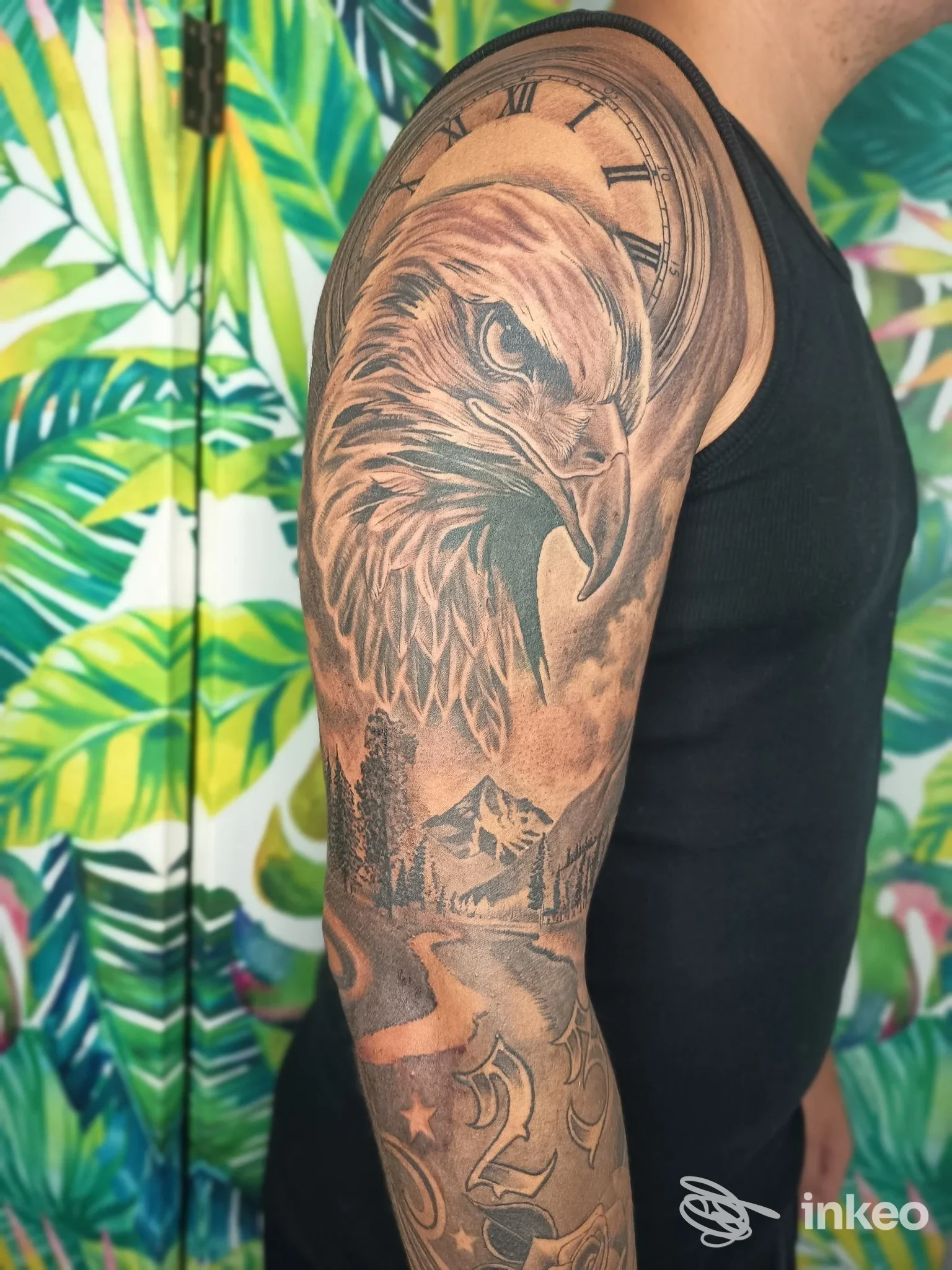 Fotografia di una manica tatuata con aquila e paesaggio, realizzata presso Tattoo Planet Savona, Savona.