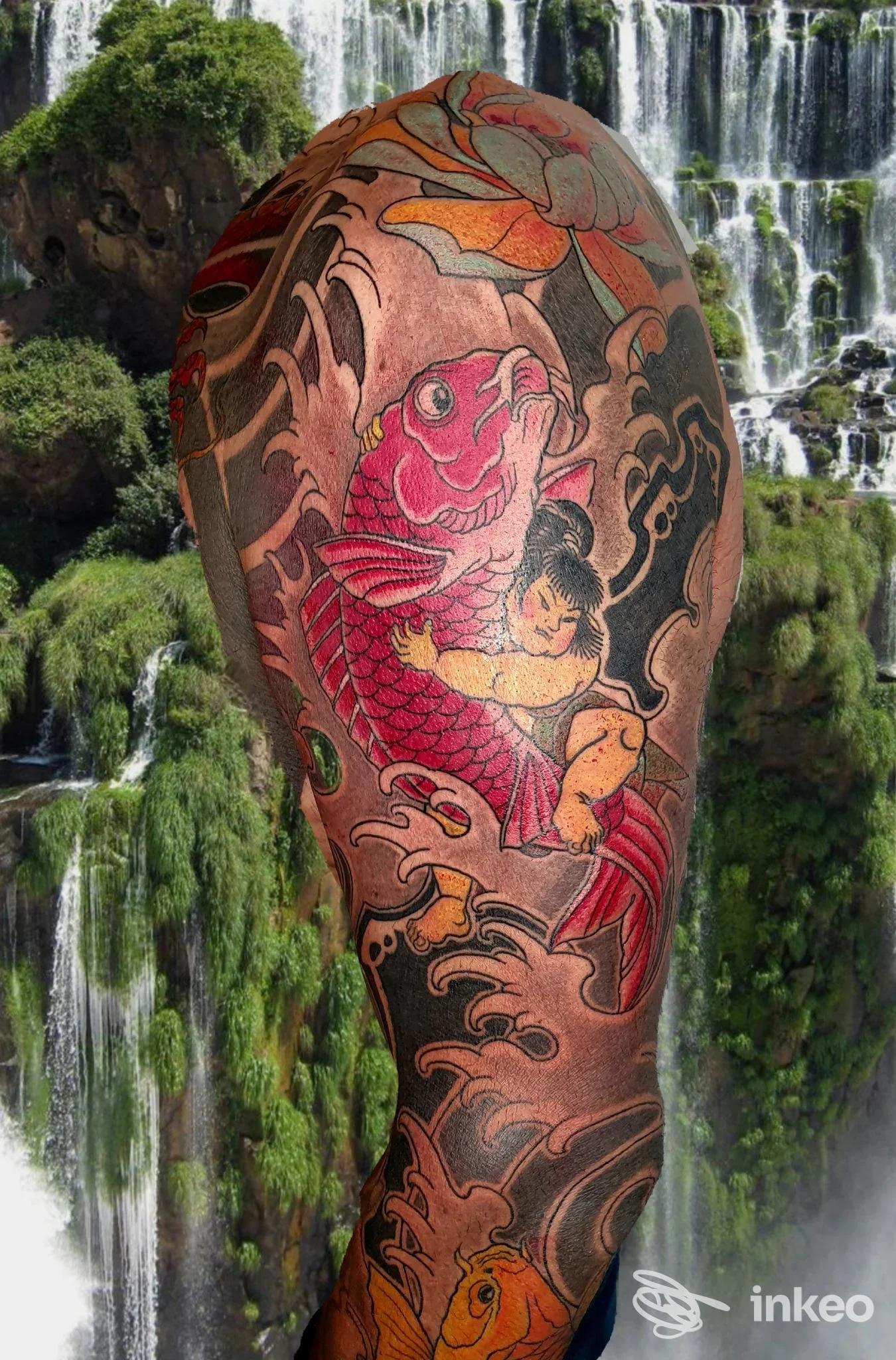 Tatuaggio a colori su gamba con carpa koi e figura infantile, Tattoo Planet Savona, Savona.