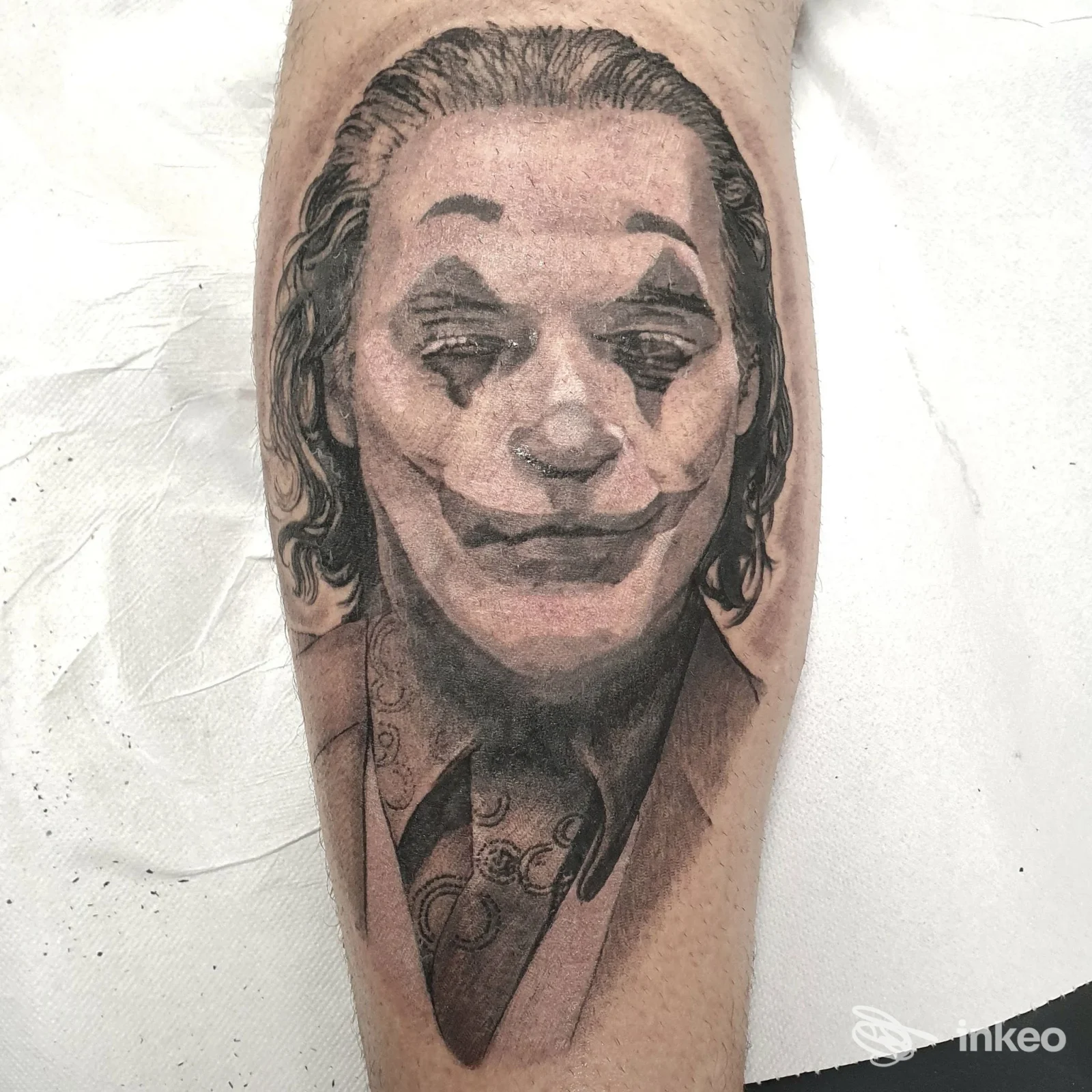 Tatuaggio realistico in bianco e nero su polpaccio realizzato da Tattoo Planet Savona di Alex Nardini, Savona.