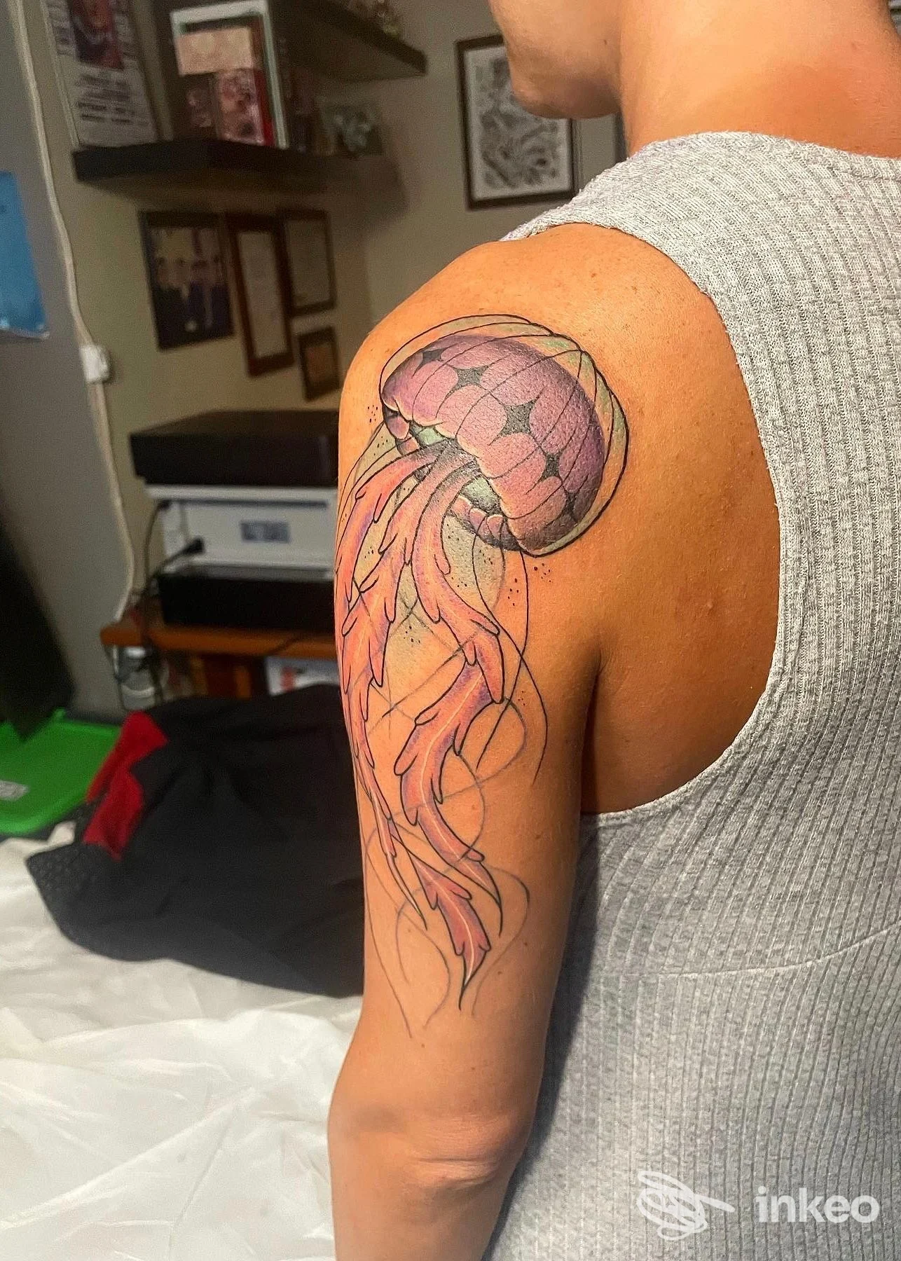 Tatuaggio a medusa colorata sulla spalla e alto braccio, foto dello The Bishop Tattoo Studio a Laigueglia.