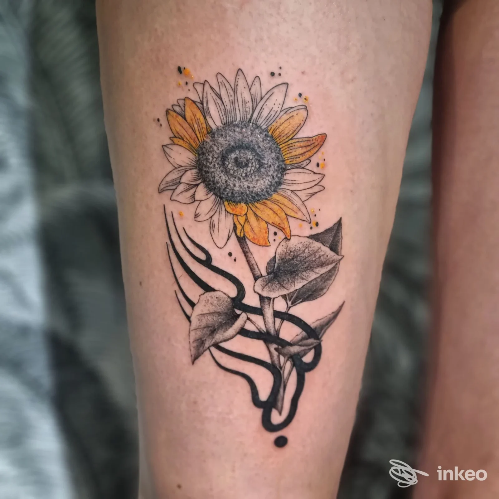 Tatuaggio girasole colorato su polpaccio, realizzato da The Pot tattoos & things, Genova.