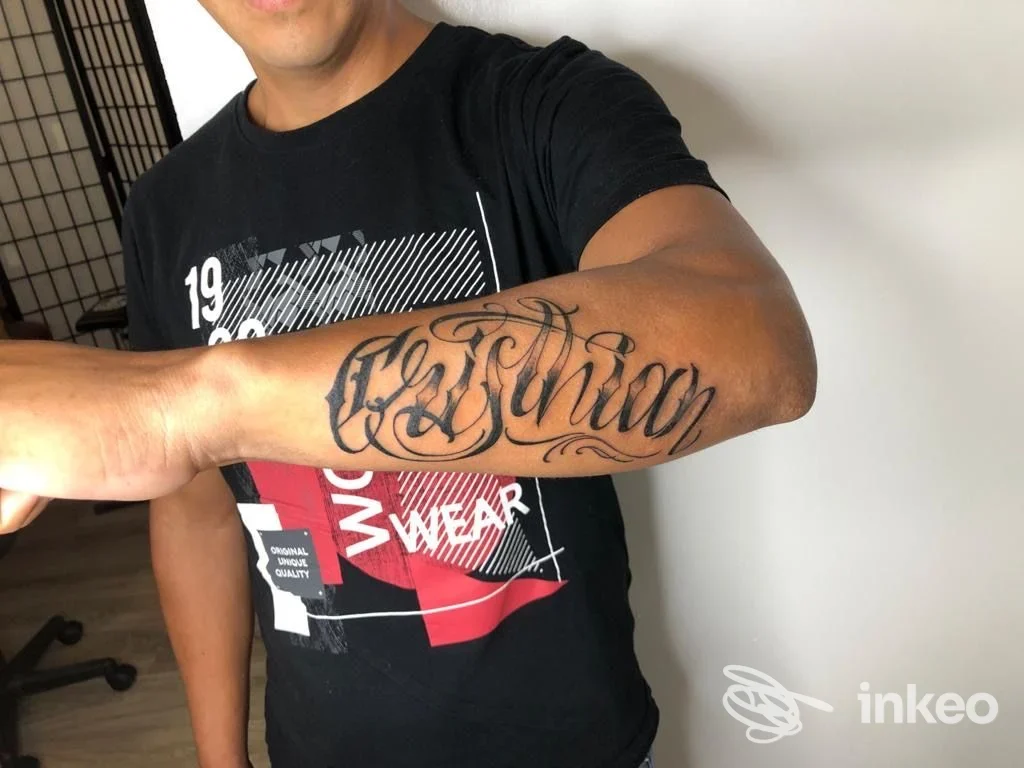 Avambraccio con tatuaggio lettering mostrato nello studio Thunder Tattoo Shop a Diano Marina.