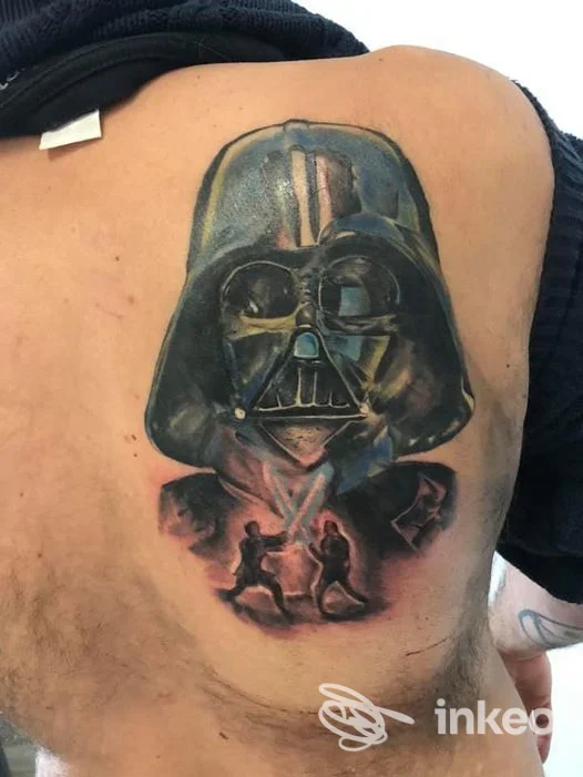 Tatuaggio realistico di Darth Vader con miniscena di duello a spade laser sulla spalla/schiena superiore, Thunder Tattoo Shop, Diano Marina.