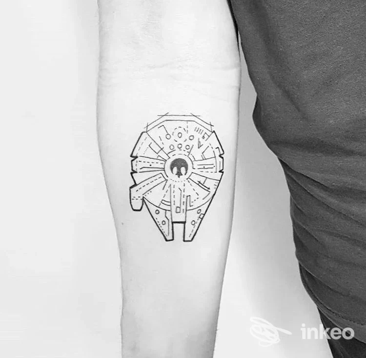 Tatuaggio a linee sottili raffigurante una navicella sul lato interno dell'avambraccio, foto dello studio Tnt Tattoo, Genova.