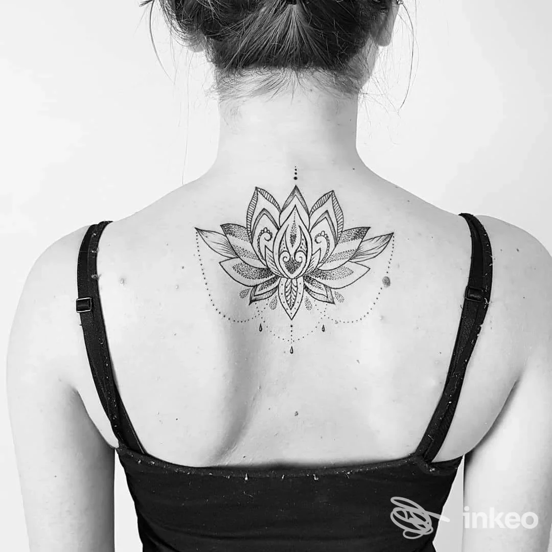 Tatuaggio a motivo mandala/fiore sulla parte superiore della schiena, foto vista da dietro. Tnt Tattoo, Genova.