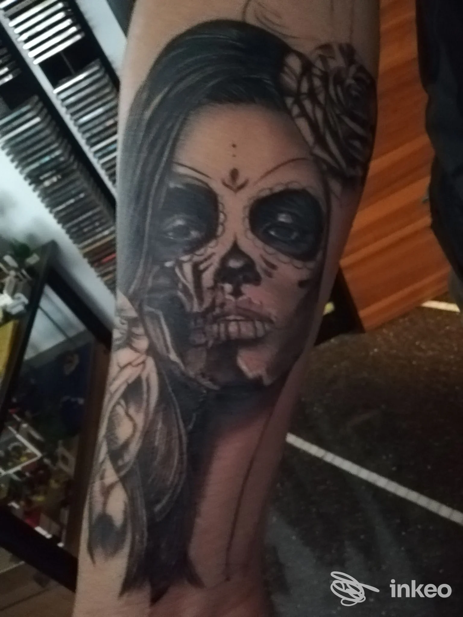 Tatuaggio su avambraccio raffigurante volto in stile teschio realizzato da Vampirya Tattoo, Genova.