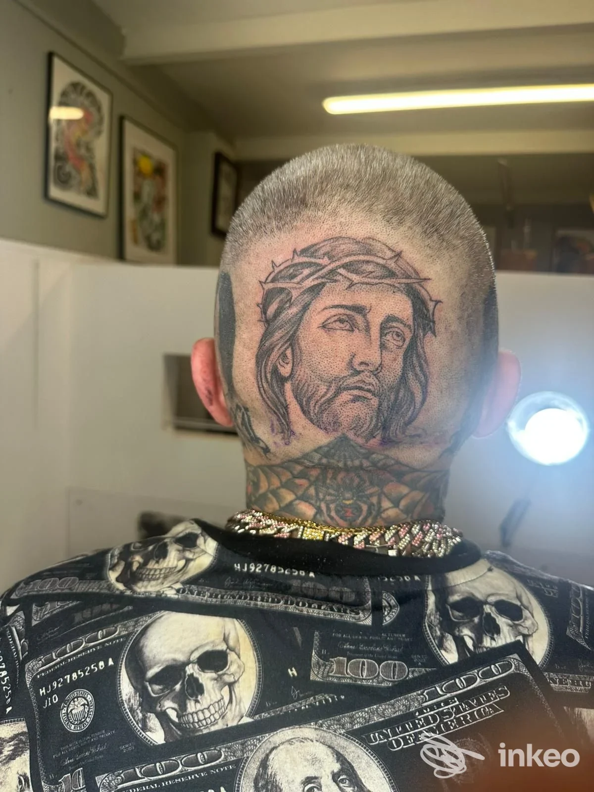 Tatuaggio ritratto sulla nuca di una persona realizzato da Vampirya Tattoo Genova, scatto in studio che mostra anche tatuaggi al collo e collana.