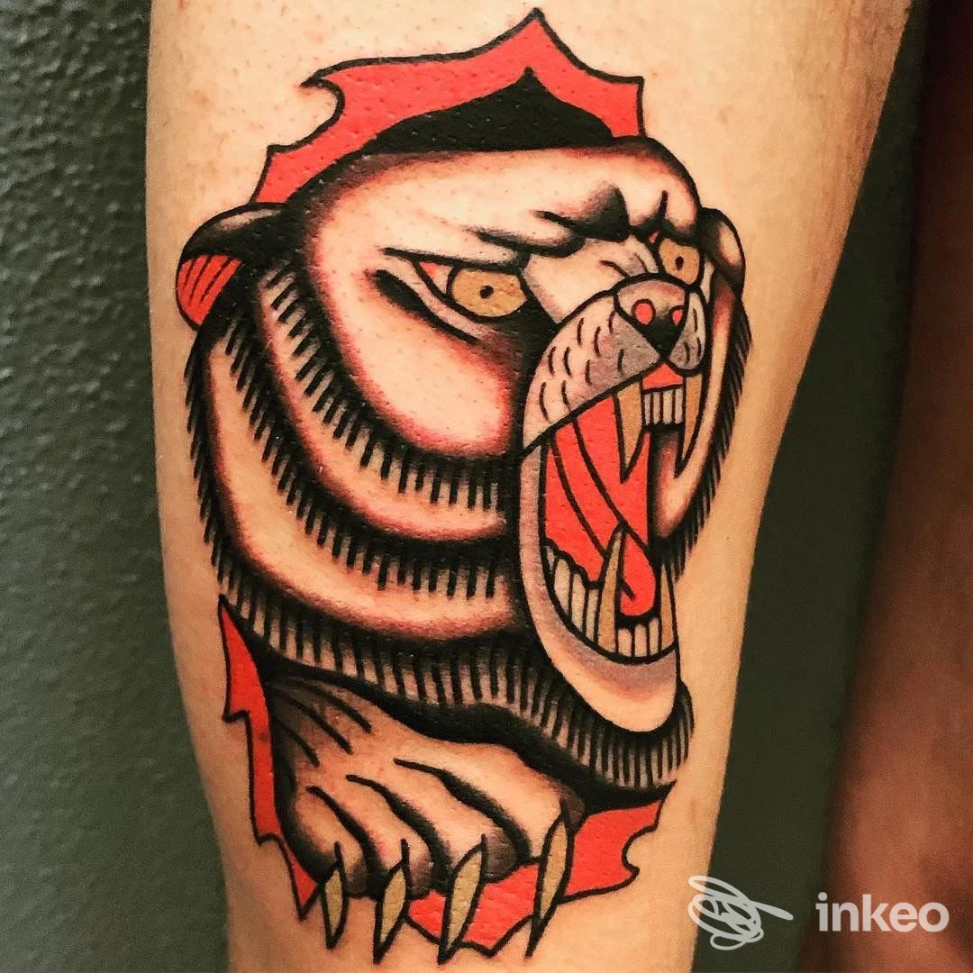 Tatuaggio tradizionale a colori di una testa di tigre sull'avambraccio, Yuri Nani Tattooing, Varazze.
