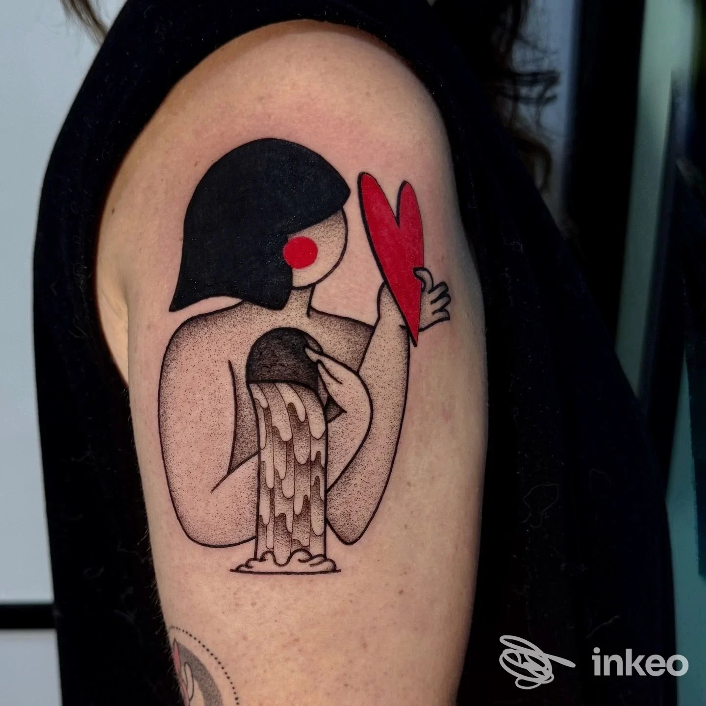 Tatuaggio su parte superiore del braccio raffigurante una figura stilizzata che versa un fluido e tiene un cuore rosso, foto inviata da mAmà Tattoo&Co., La Spezia.