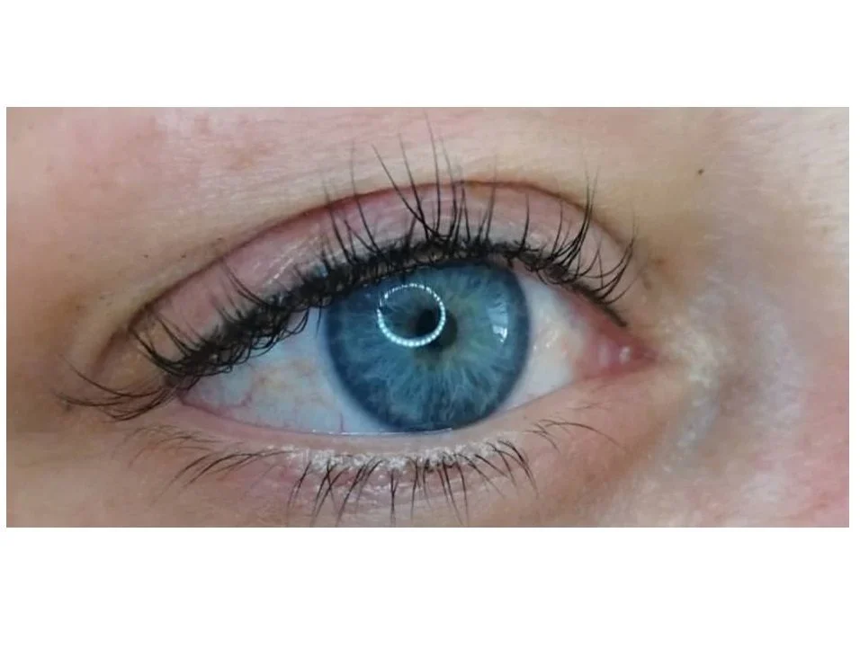 Primo piano di una palpebra con eyeliner permanente eseguito da Ilaria Eratostene Permanent Make Up, Genova.