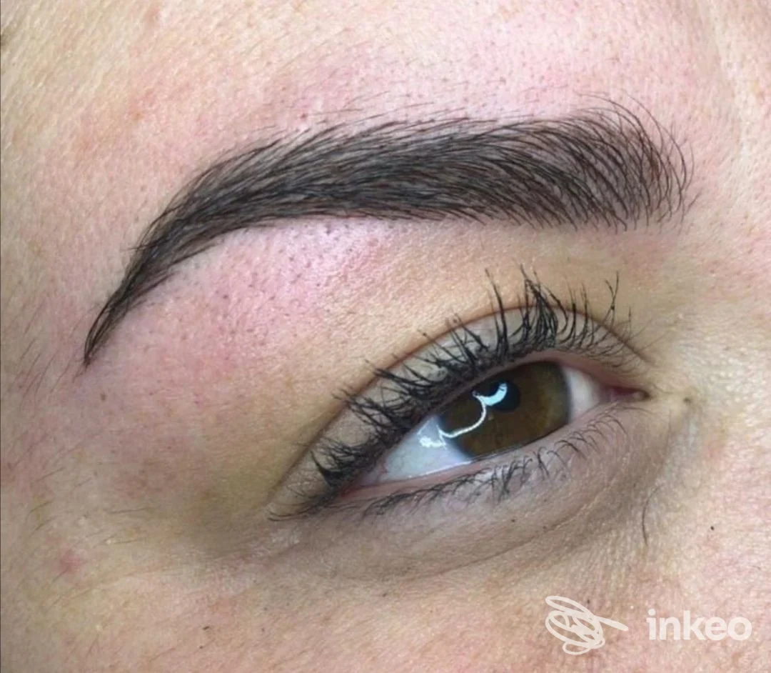 Primo piano di sopracciglio micropigmentato realizzato da Ilaria Eratostene Permanent Make Up a Genova; pelle, occhio e ciglia visibili.