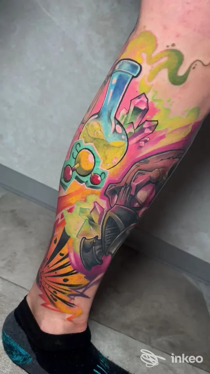 Tatuaggio colorato su polpaccio con bottiglia da laboratorio e cristalli, Andrea Caso - Baby Skull Tattoo, Pavona.
