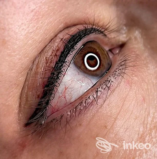Primo piano di un eyeliner permanente eseguito su palpebra superiore, foto per Angela Terlizzi - Master Permanent Makeup, Roma.