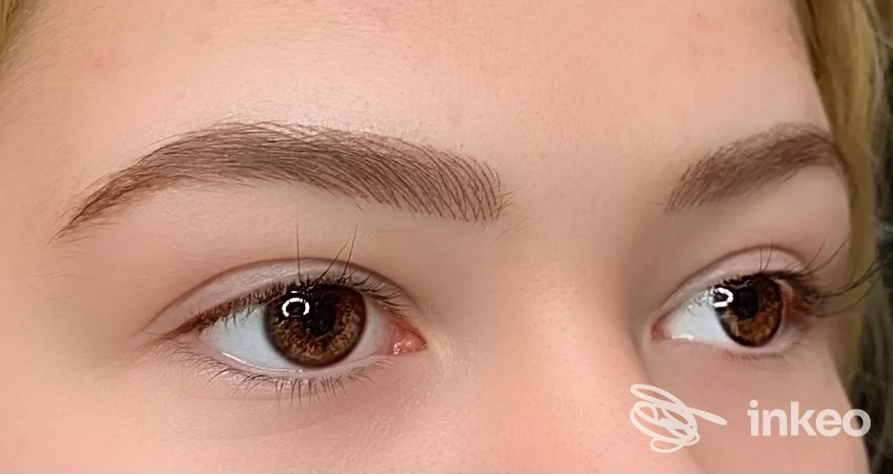 Dettaglio delle sopracciglia con trucco permanente eseguito da Angela Terlizzi - Master Permanent Makeup, Roma; primo piano occhi e sopracciglia definite.