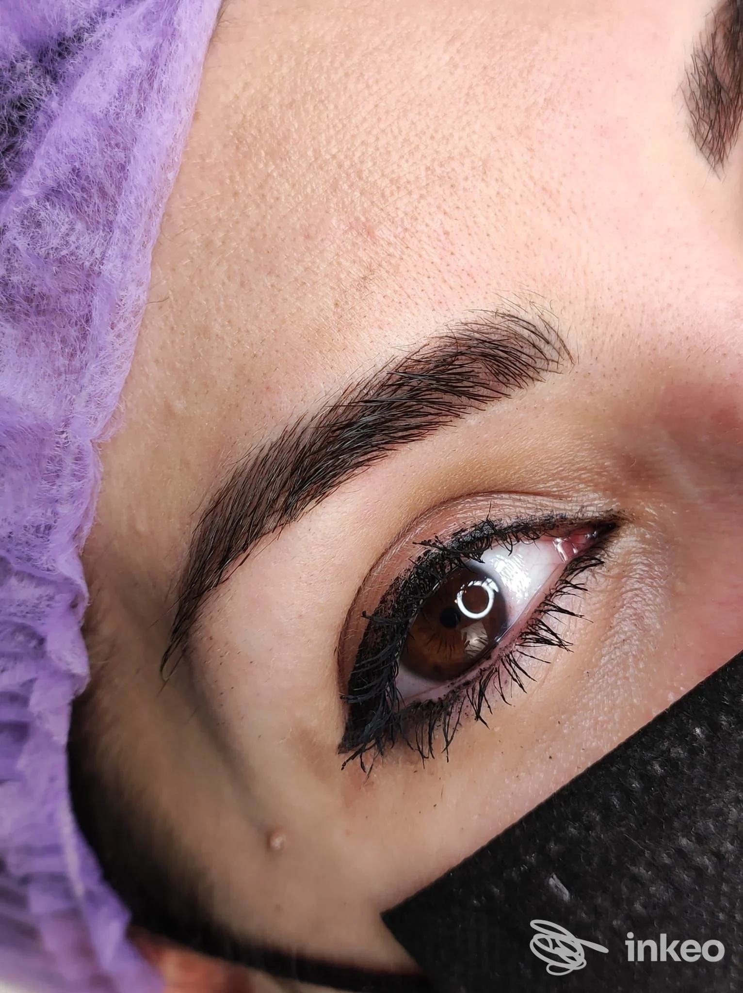 Primo piano di trucco permanente eyeliner sulla palpebra con sopracciglio definito, Studio Carolline, Savona.