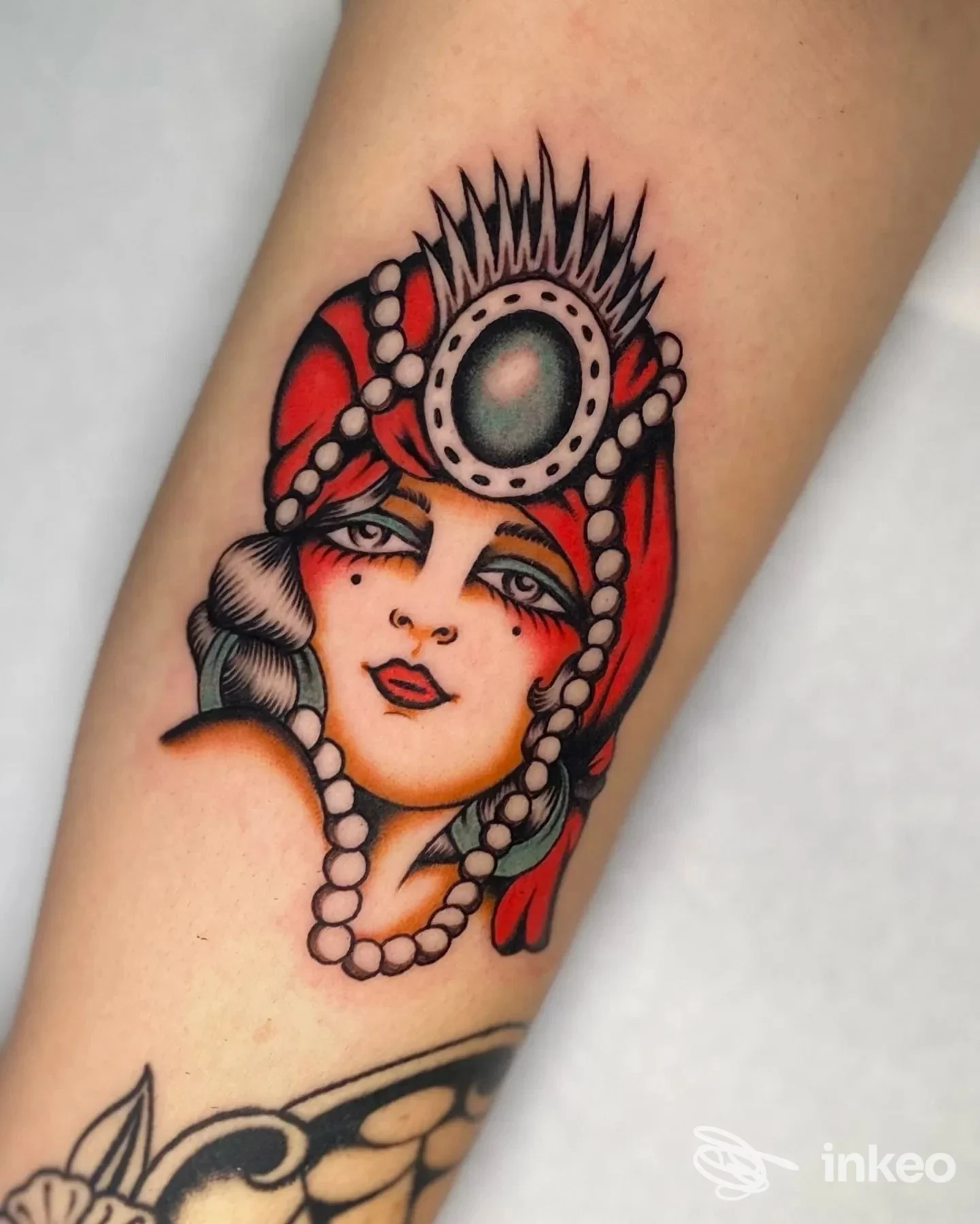 Tatuaggio tradizionale colorato di volto femminile su avambraccio, Banana Tattoo Studio Vitorchiano.