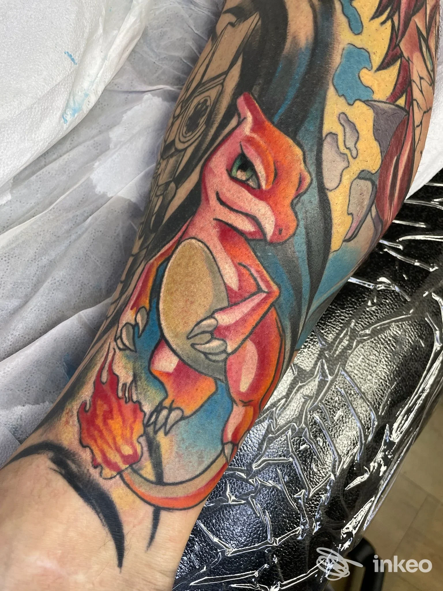 Tatuaggio colorato su avambraccio raffigurante creatura stile cartoon, foto fornita da Alien8 Tattoo Studio, Savona.