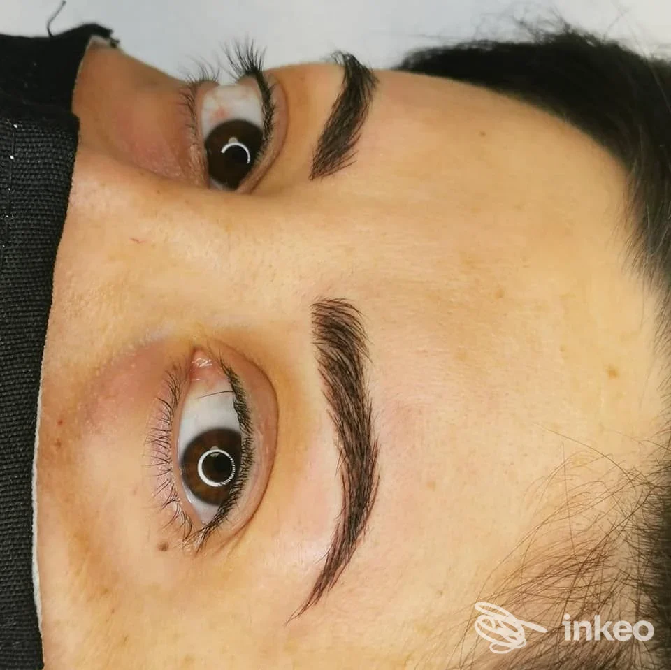 Primo piano di sopracciglia con dermopigmentazione eseguita da MARINA AMBRIFI TRUCCO PERMANENTE, Latina.