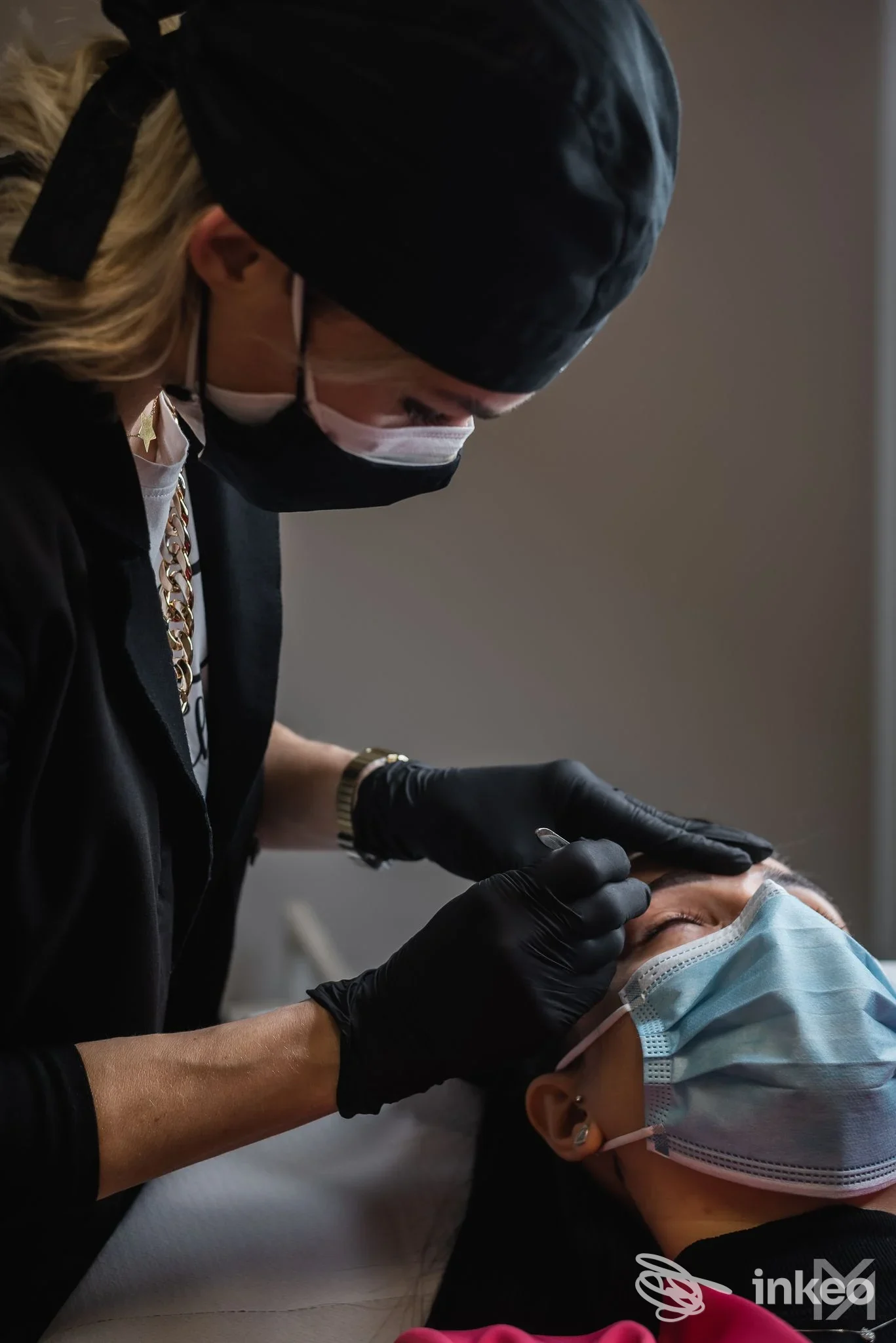 Operatore esegue trucco permanente alle sopracciglia presso MARINA AMBRIFI TRUCCO PERMANENTE, Latina, cliente con mascherina.