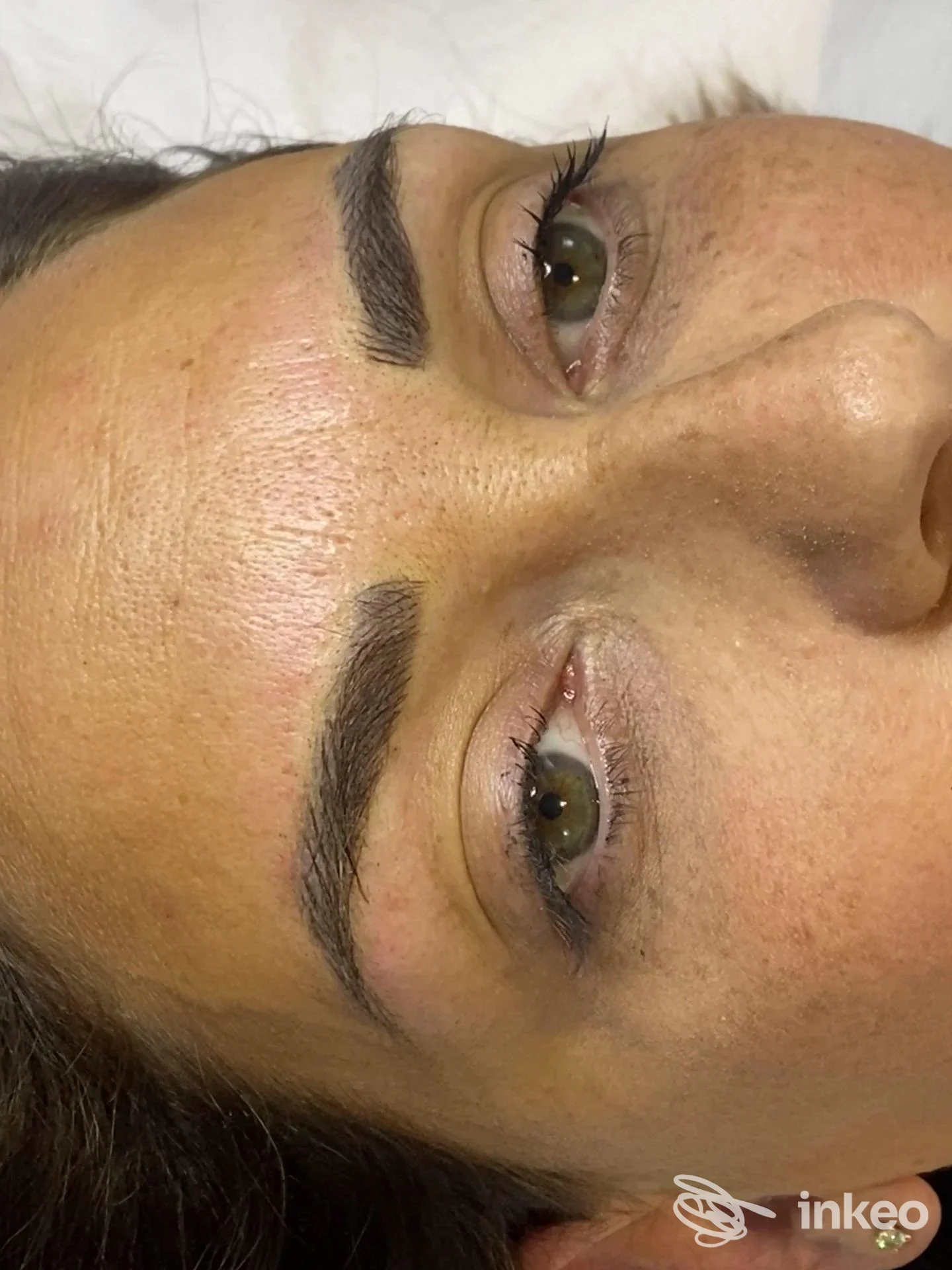 Primo piano di microblading alle sopracciglia, foto fornita da Microblading Studio, Roma.