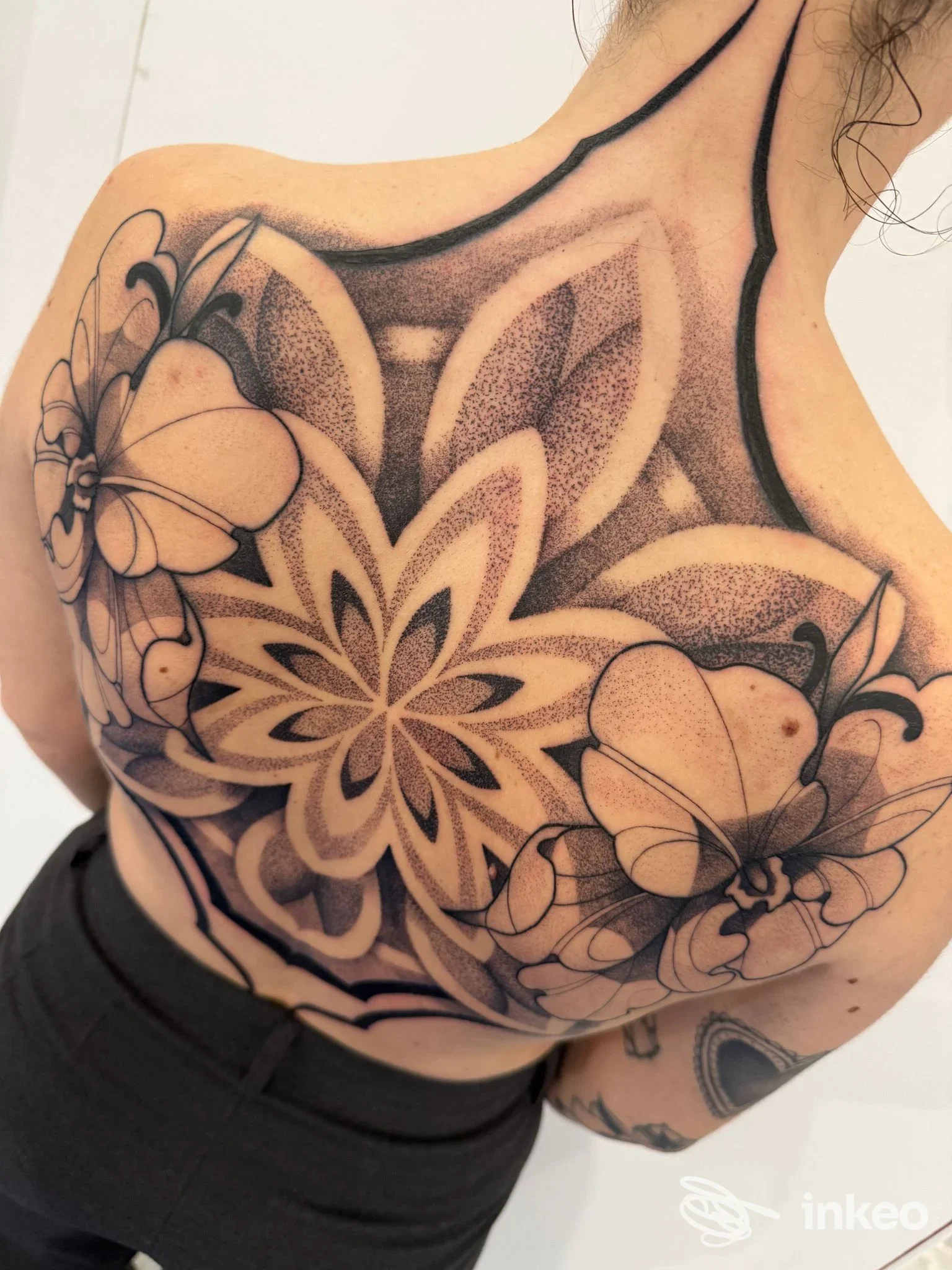 Ampio tatuaggio ornamentale e dotwork sulla schiena, foto inviata da TATTOO STUDIO ERICA BIANCHINI, Roma.