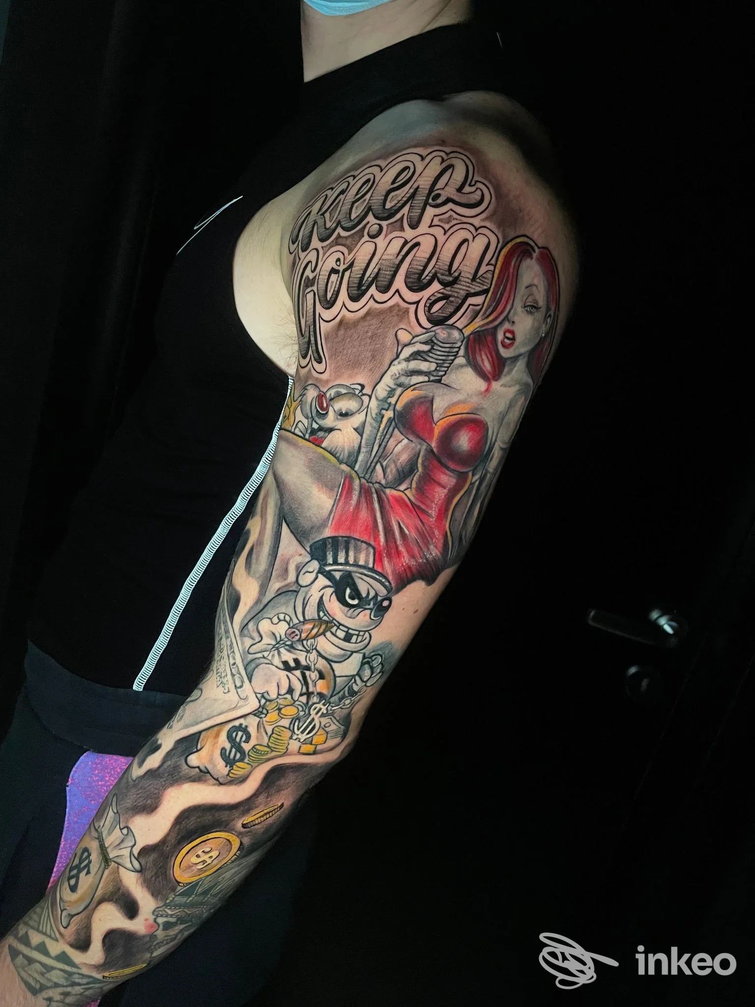 Manica tatuata fotografata allo studio Generazione Tattoo a Rionero In Vulture: disegni colorati e scritta sul braccio.