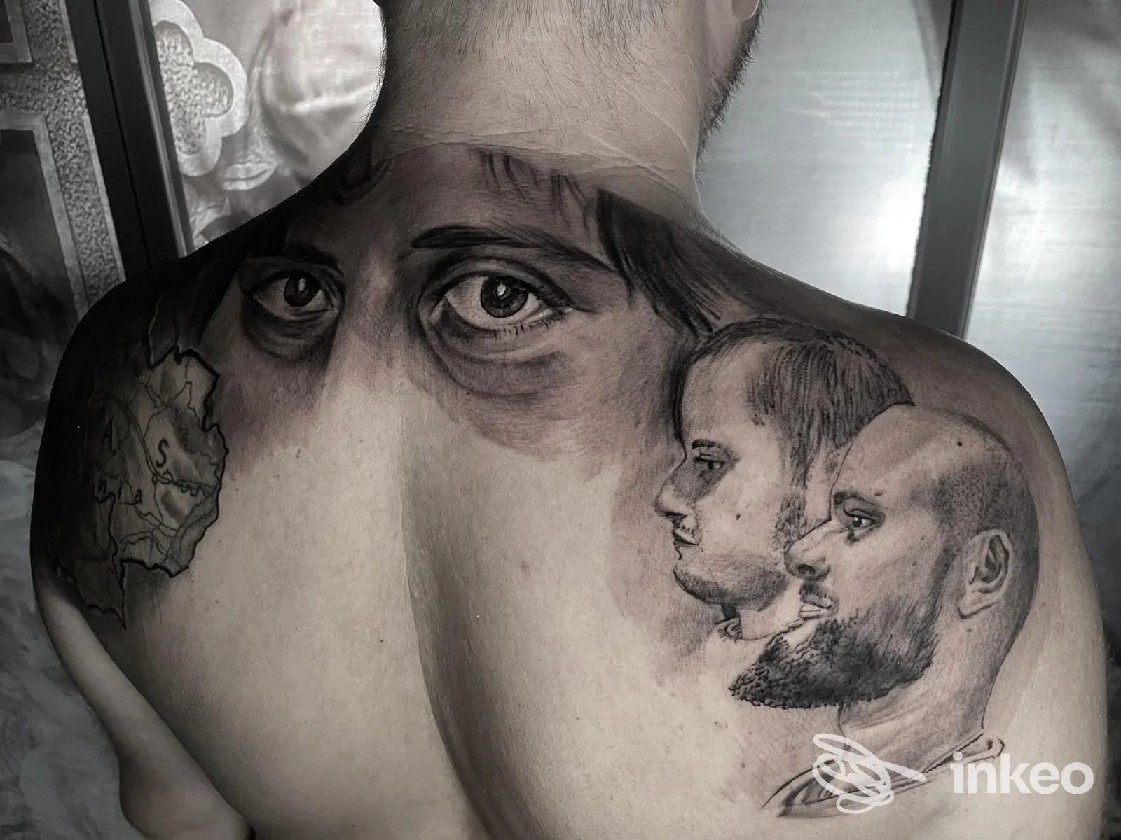 Tatuaggi realistici in bianco e nero sulla schiena presso Generazione Tattoo, Rionero In Vulture.