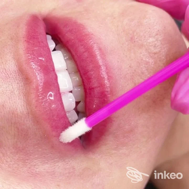 Primo piano di labbra trattate con dermopigmentazione (permanent make-up) presso Dermo Trucco - Dayse Araujo, Pesaro.