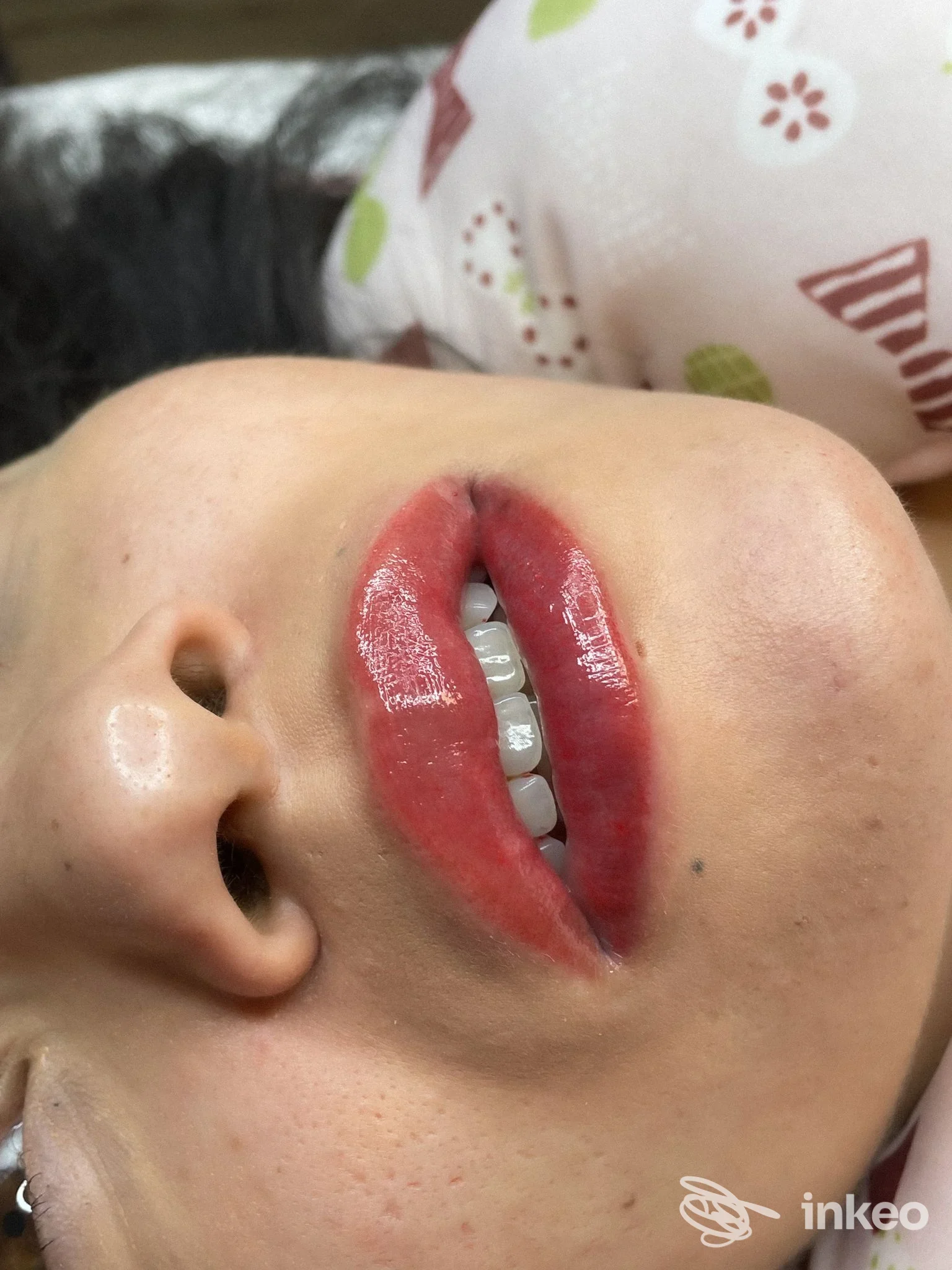 Primo piano di dermopigmentazione labiale realizzata presso Dermo Trucco - Dayse Araujo a Pesaro, labbra pigmentate in tono rosato.